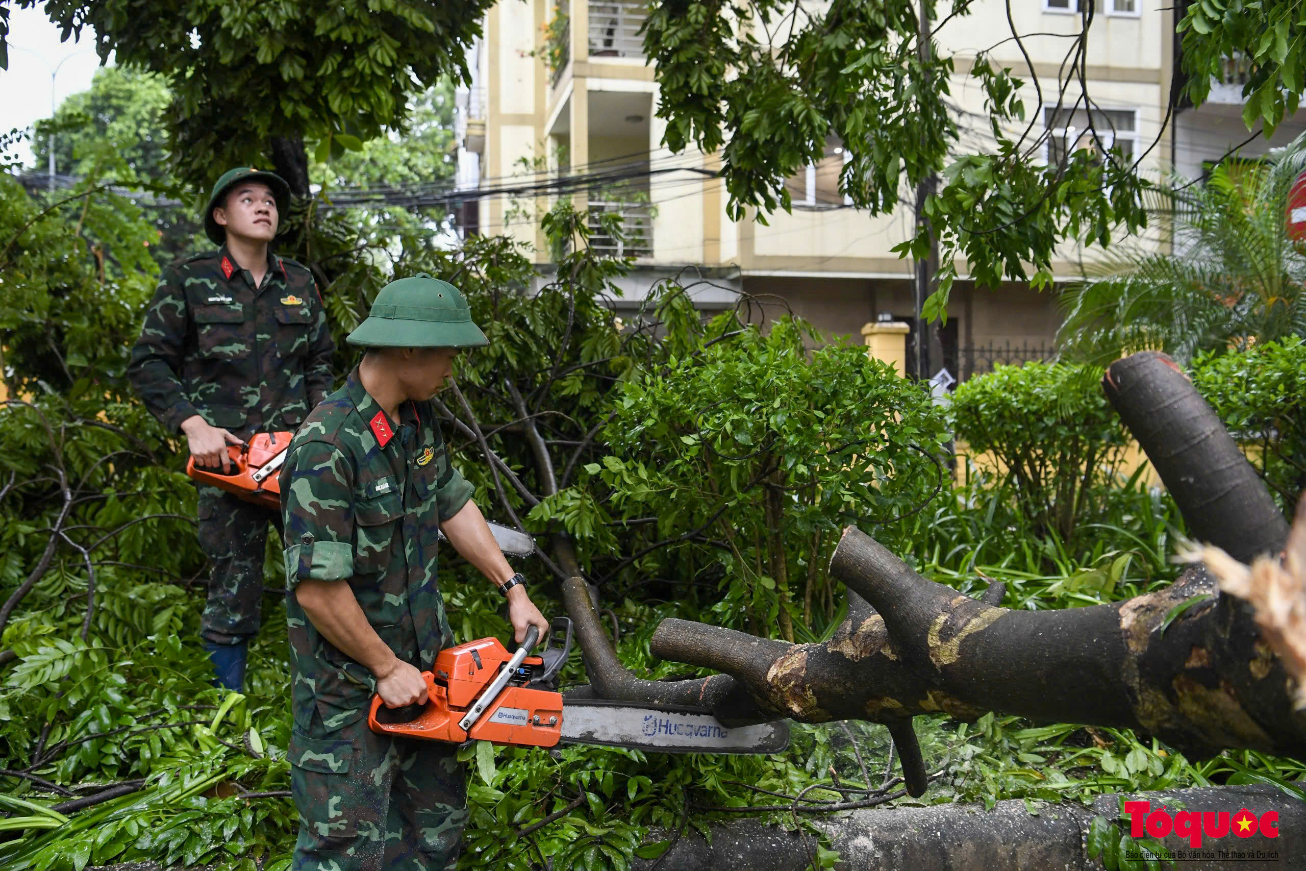 Hà Nội: Người dân cùng lực lượng chức năng tập trung tối đa khắc phục hậu quả sau mưa bão số 3 - Ảnh 15.