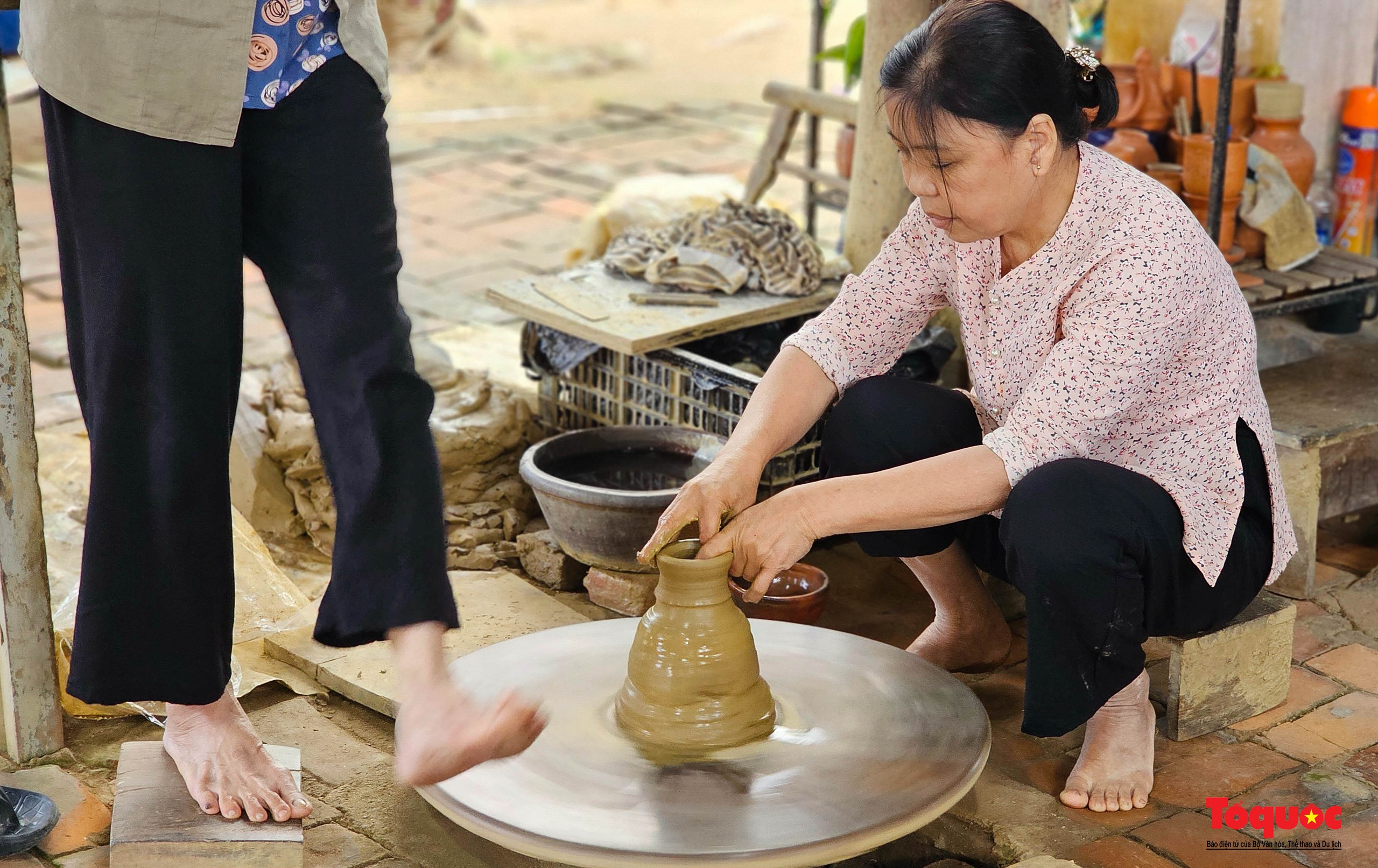 Khách Tây thích thú trải nghiệm Làng gốm hơn 500 tuổi ở Hội An - Ảnh 3.