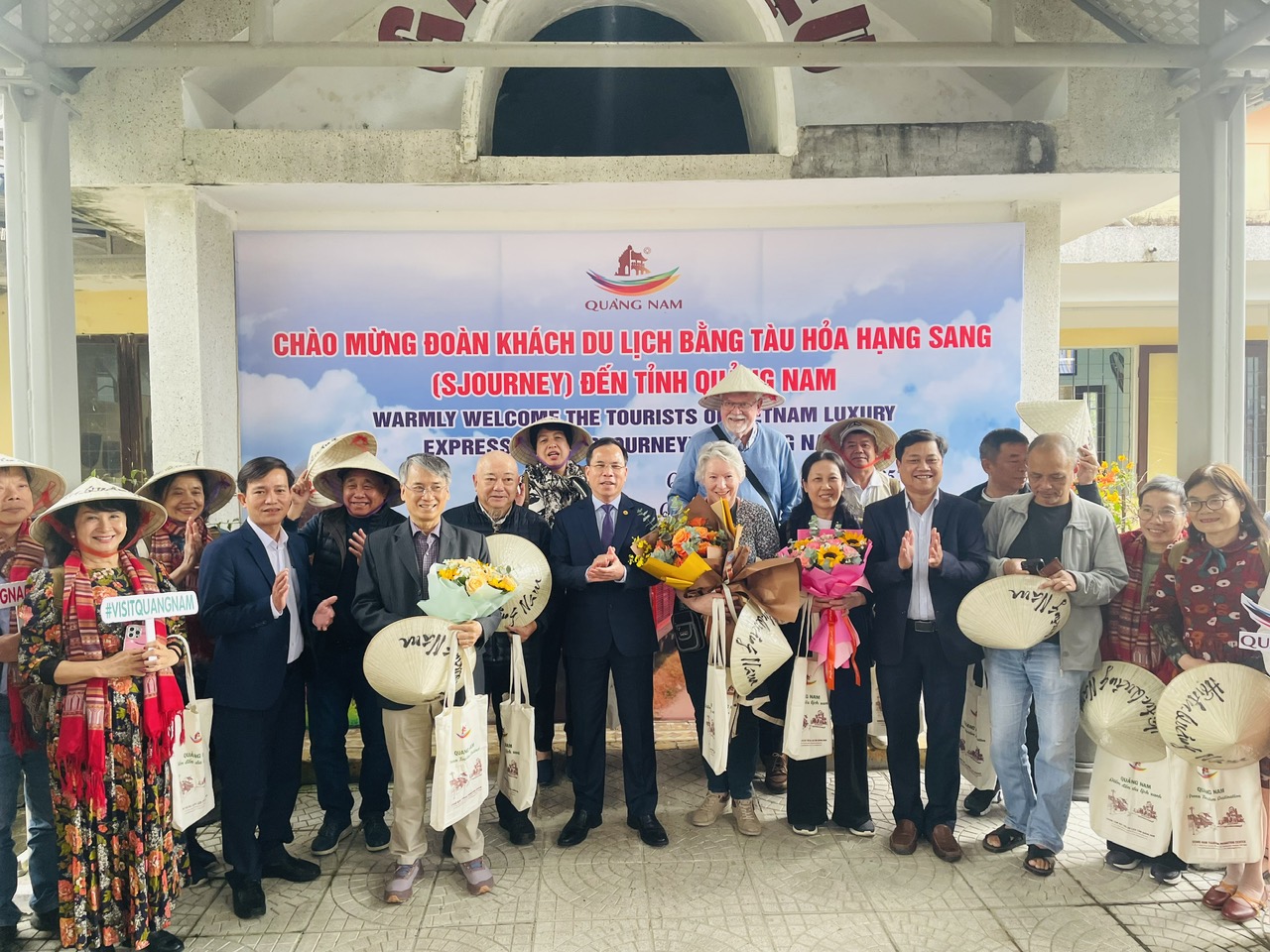 Quang Nam ស្វាគមន៍ភ្ញៀវទេសចរណ៍ក្រុមដំបូងដោយរថភ្លើងប្រណីត - រូបថត ១. Quảng Nam đón đoàn khách du lịch đầu tiên bằng tàu hỏa hạng sang - Ảnh 1.