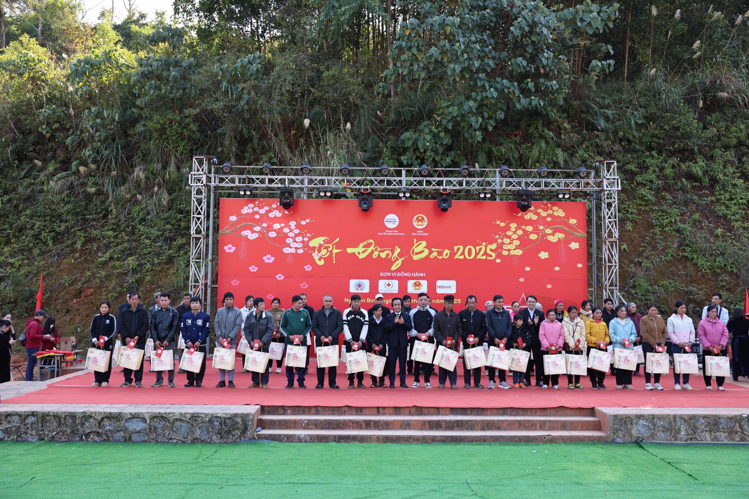 «Συμπατριώτες Tet 2025» - Διαδίδοντας αξίες αγάπης στην κοινότητα - Φωτογραφία 1. “Tết đồng bào 2025”- Lan tỏa những giá trị yêu thương tới cộng đồng - Ảnh 1.