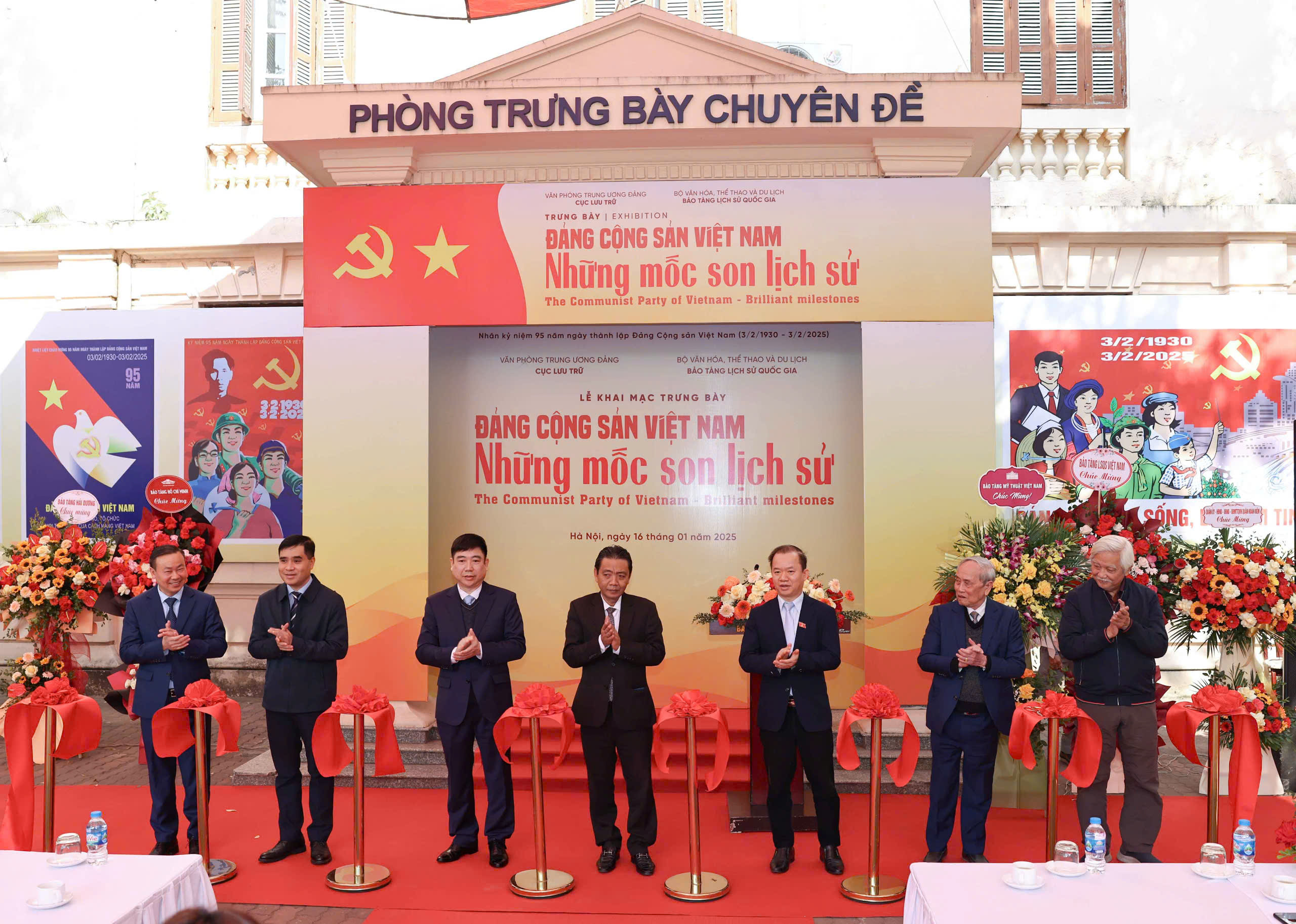 Khai mạc trưng bày