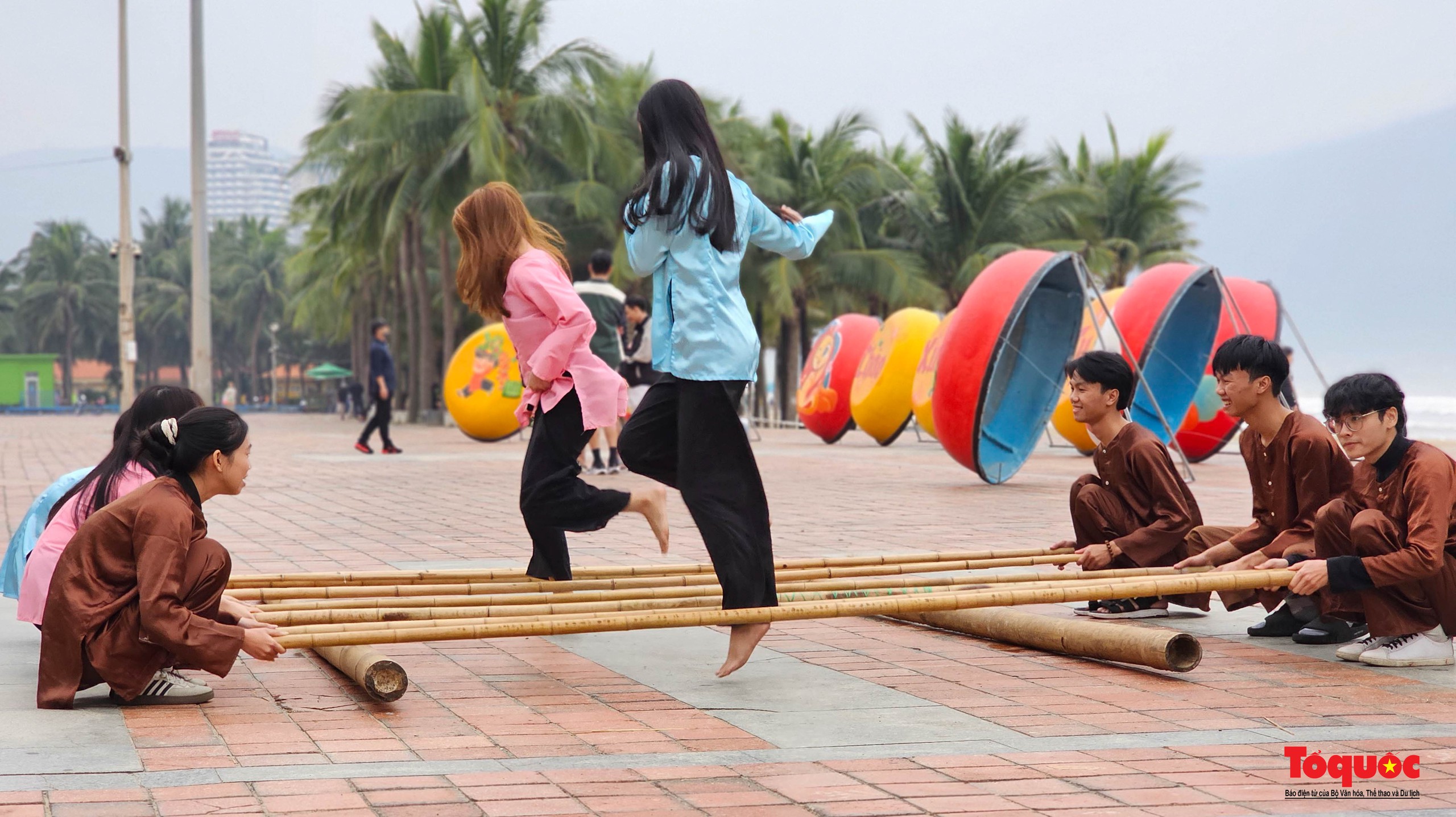 Du khách thích thú trải nghiệm không gian Tết Việt bên bờ biển Đà Nẵng - Ảnh 4.