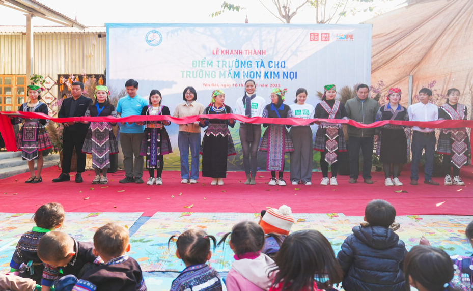 Kuzey dağlık bölgesinde iki yeni okul ve öğrenciler için bir tuvaletin açılışı - Fotoğraf 1. Khánh thành hai điểm trường mới và một nhà tắm cho học sinh vùng cao phía Bắc - Ảnh 1.