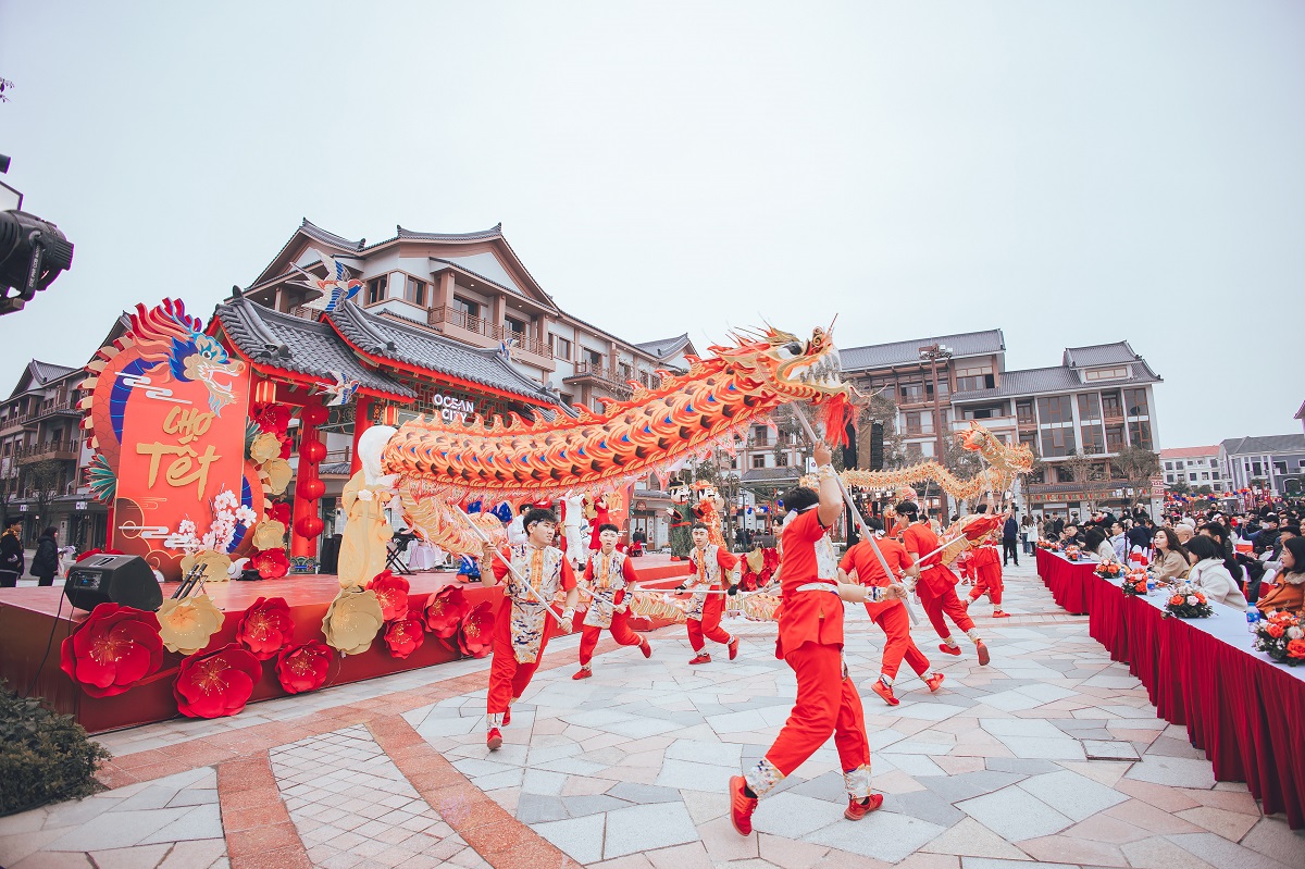 Uma série explosiva de emocionantes festivais de primavera em Ocean City por ocasião do Tet At Ty 2025 - Foto 6. Bùng nổ chuỗi lễ hội khai xuân tưng bừng tại Ocean City dịp Tết Ất Tỵ 2025 - Ảnh 6.
