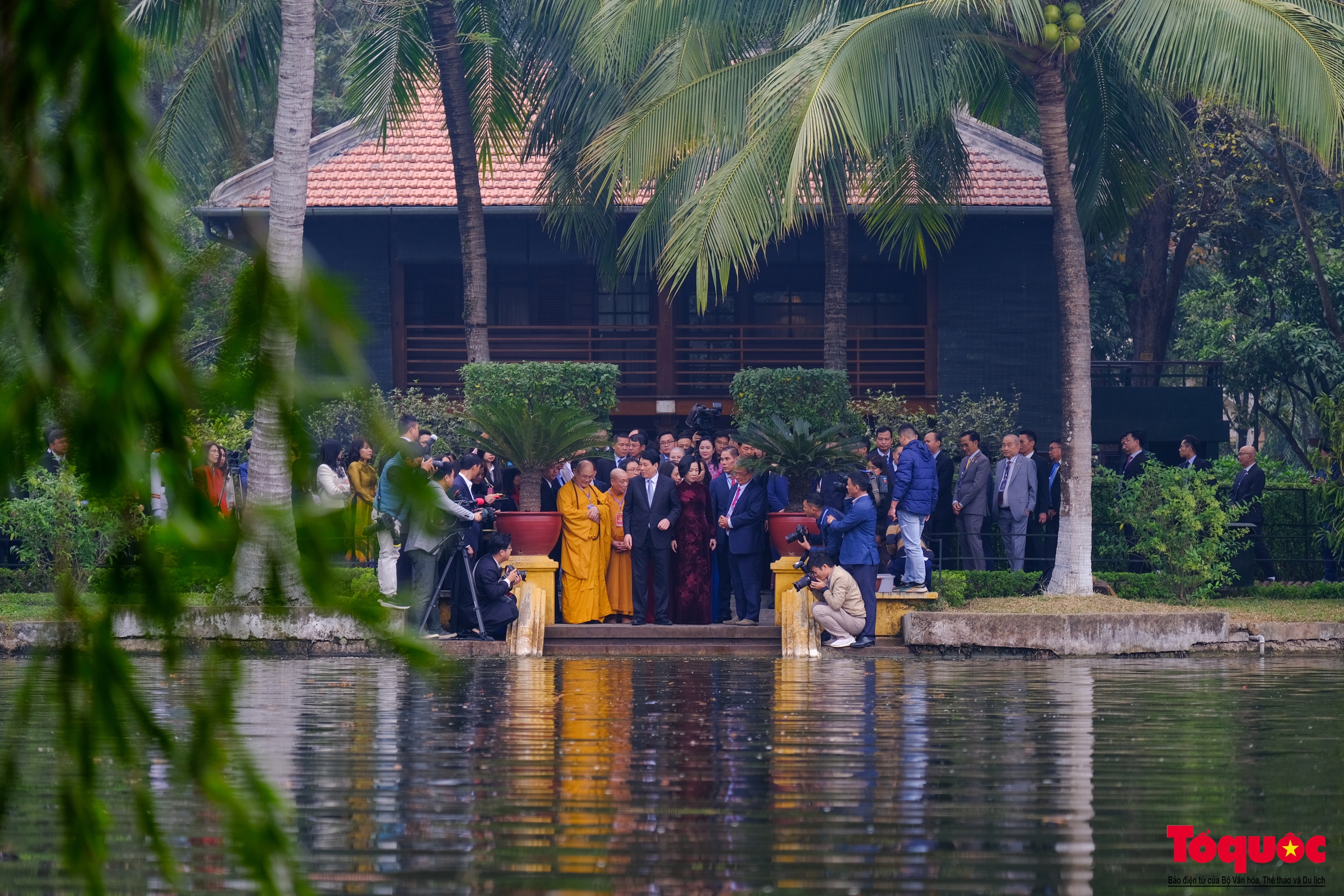 Chủ tịch nước Lương Cường cùng kiều bào dâng hương, thả cá chép tiễn ông Công, ông Táo - Ảnh 6.