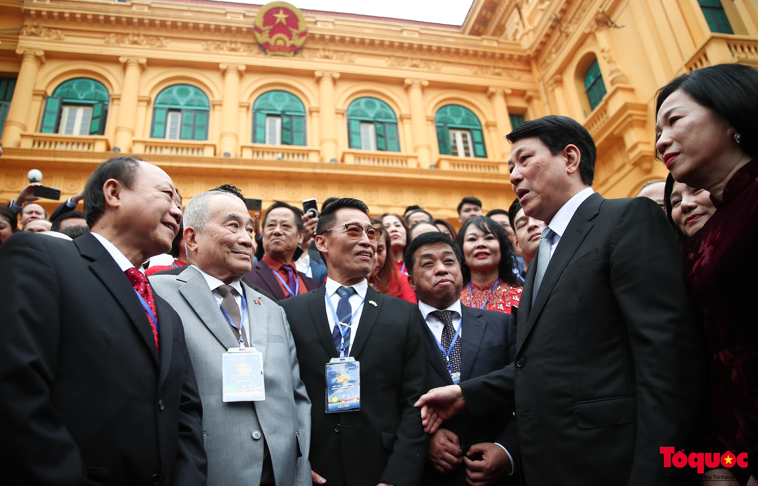 Chủ tịch nước Lương Cường cùng kiều bào dâng hương, thả cá chép tiễn ông Công, ông Táo - Ảnh 14.