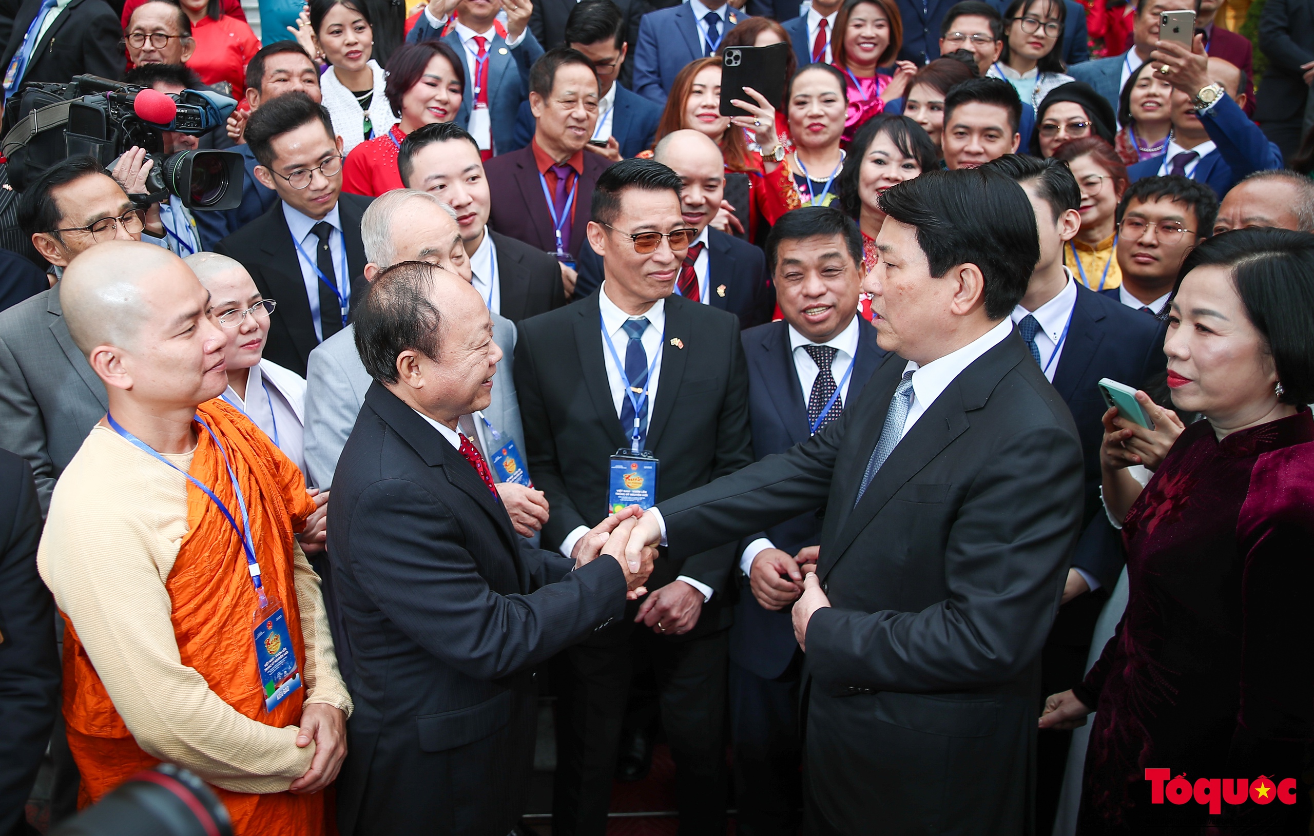 Chủ tịch nước Lương Cường cùng kiều bào dâng hương, thả cá chép tiễn ông Công, ông Táo - Ảnh 13.