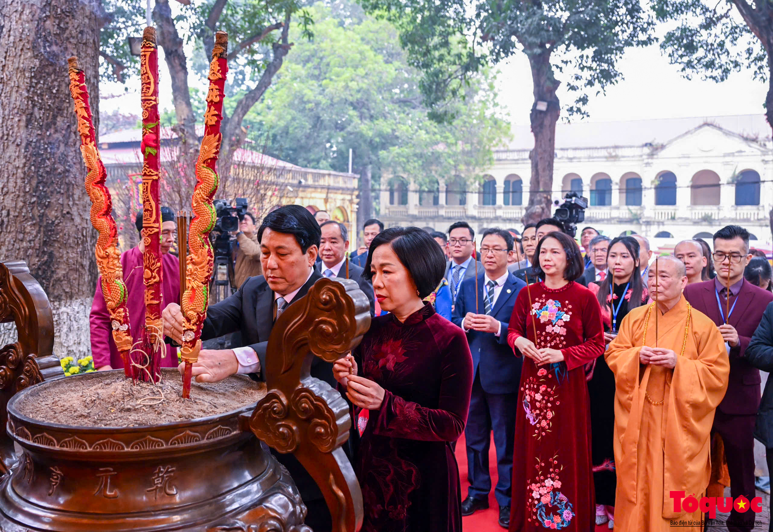 Chủ tịch nước Lương Cường cùng kiều bào dâng hương, thả cá chép tiễn ông Công, ông Táo - Ảnh 3.