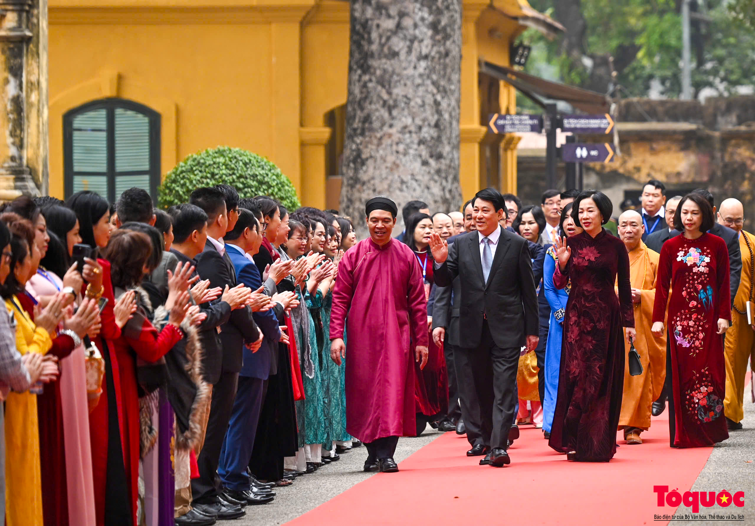 Chủ tịch nước Lương Cường cùng kiều bào dâng hương, thả cá chép tiễn ông Công, ông Táo - Ảnh 1.