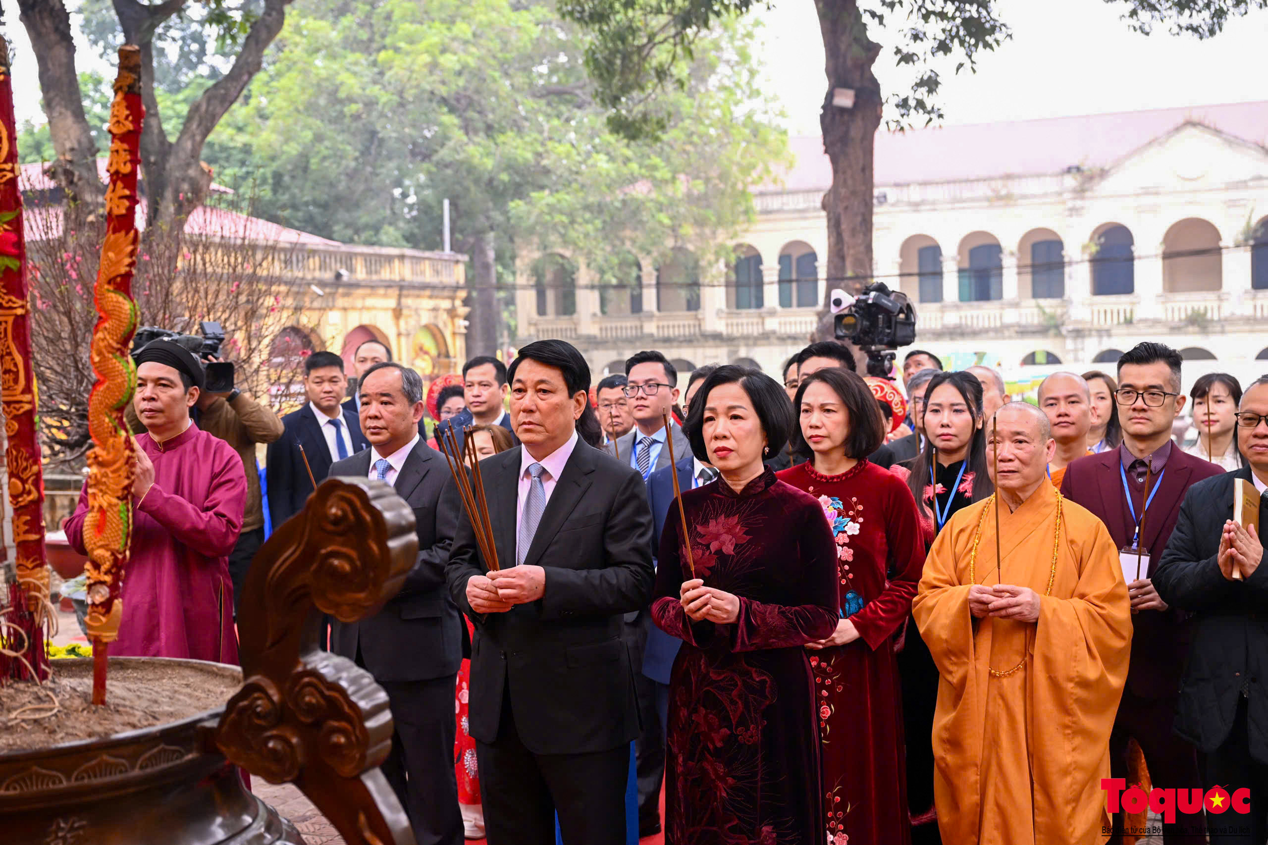 Chủ tịch nước Lương Cường cùng kiều bào dâng hương, thả cá chép tiễn ông Công, ông Táo - Ảnh 2.