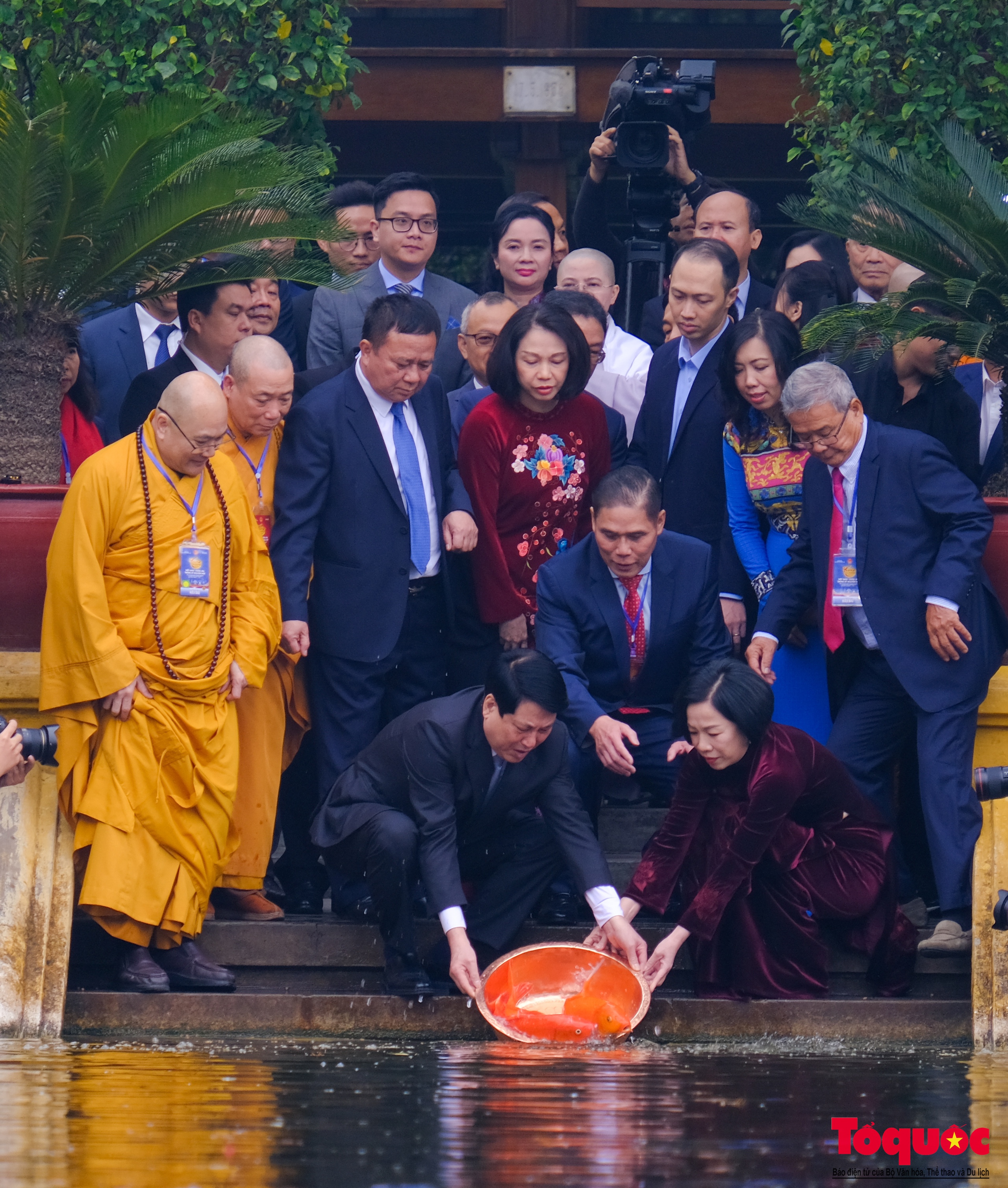 Chủ tịch nước Lương Cường cùng kiều bào dâng hương, thả cá chép tiễn ông Công, ông Táo - Ảnh 8.