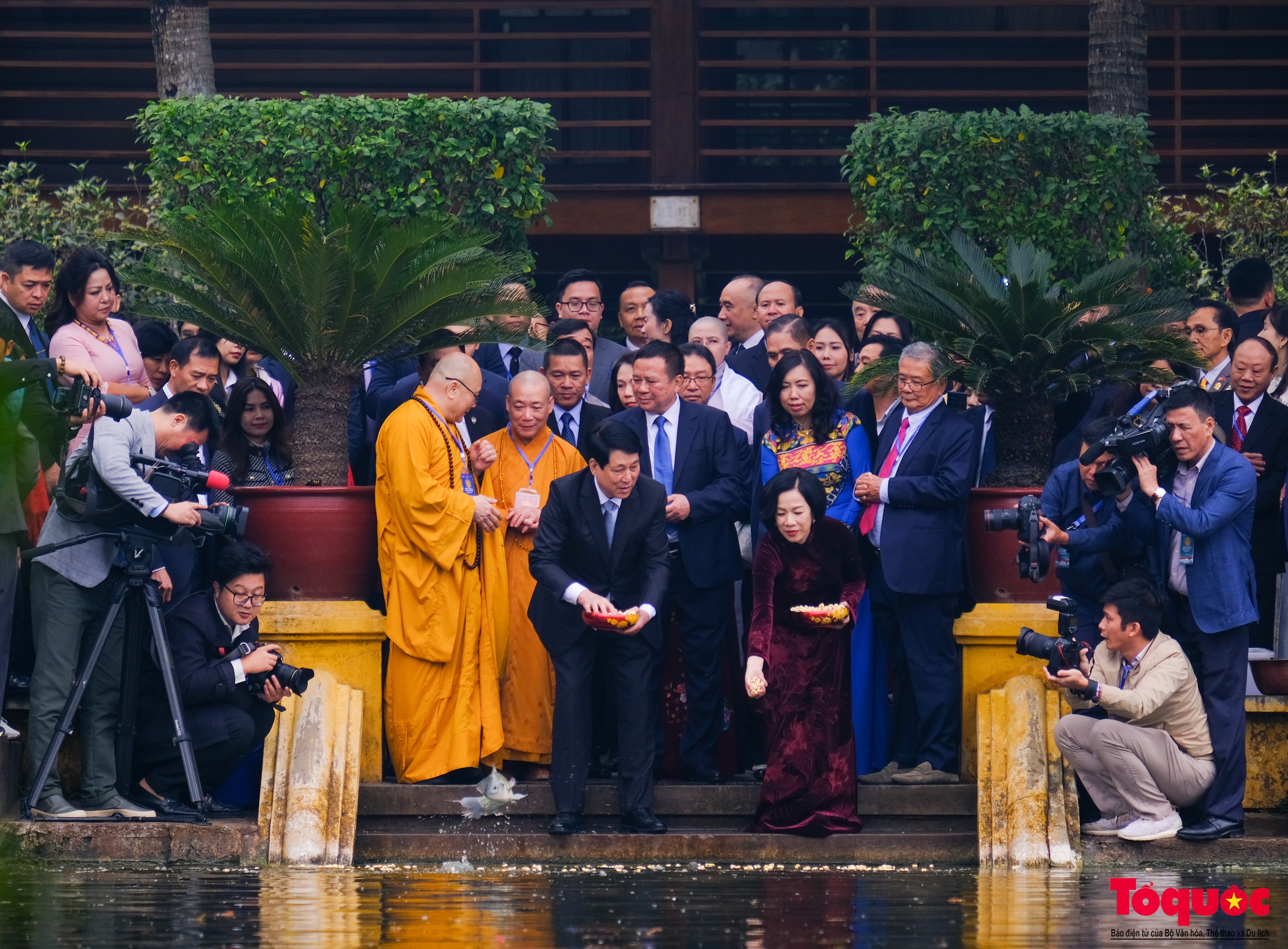 Chủ tịch nước Lương Cường cùng kiều bào dâng hương, thả cá chép tiễn ông Công, ông Táo - Ảnh 9.