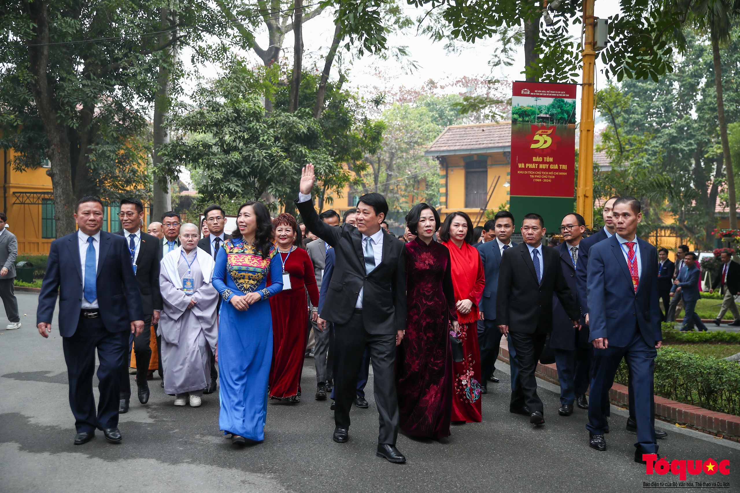 Chủ tịch nước Lương Cường cùng kiều bào dâng hương, thả cá chép tiễn ông Công, ông Táo - Ảnh 11.