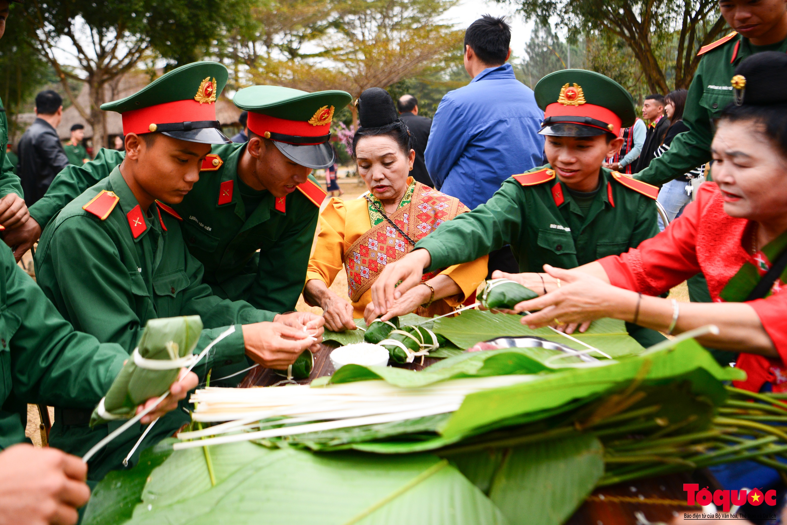 Đồng bào các dân tộc gửi gắm Bánh chưng xanh - Tết vì người nghèo - Ảnh 6.