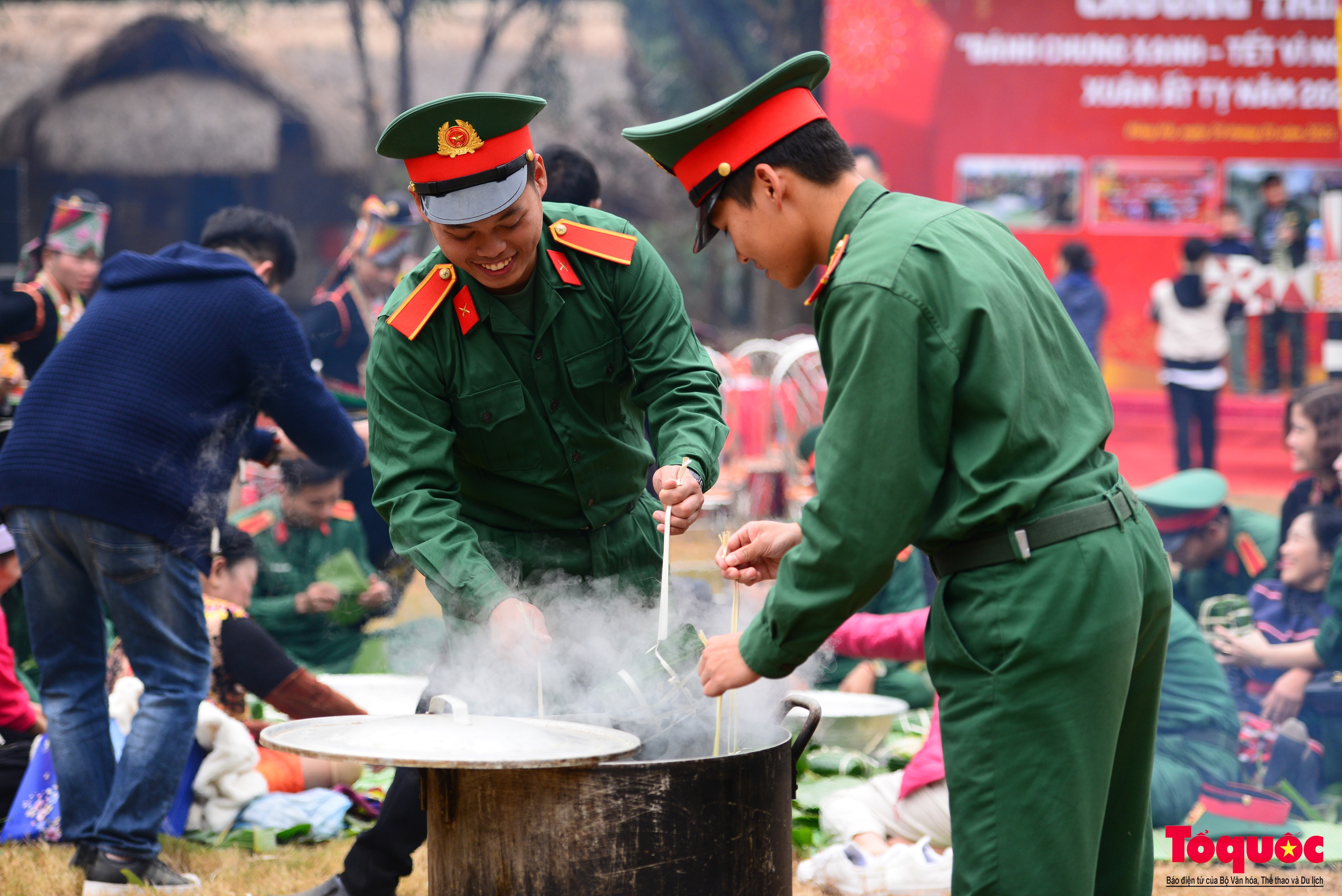 Đồng bào các dân tộc gửi gắm Bánh chưng xanh - Tết vì người nghèo - Ảnh 12.