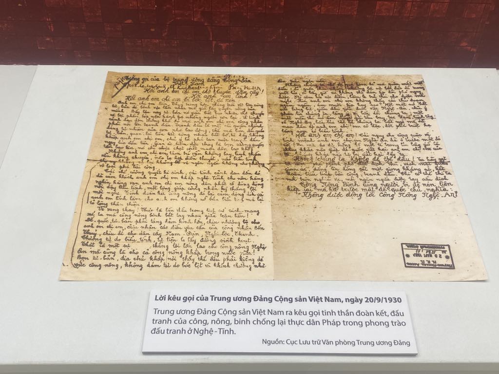 Παρουσίαση περισσότερων από 200 εγγράφων και αντικειμένων στην έκθεση «Κομμουνιστικό Κόμμα Βιετνάμ - 95 χρόνια συνοδευτικά του έθνους» - Φωτογραφία 10. Giới thiệu hơn 200 tài liệu, hiện vật tại triển lãm