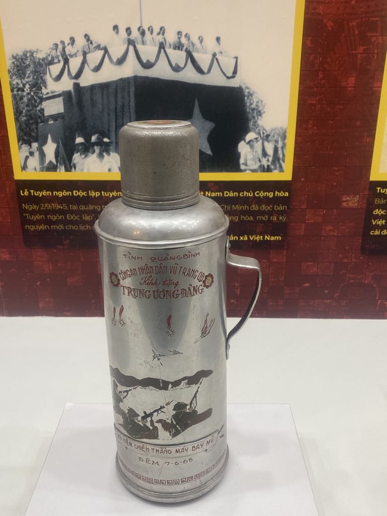 Παρουσίαση περισσότερων από 200 εγγράφων και αντικειμένων στην έκθεση «Κομμουνιστικό Κόμμα Βιετνάμ - 95 χρόνια συνοδευτικά του έθνους» - Φωτογραφία 14. Giới thiệu hơn 200 tài liệu, hiện vật tại triển lãm