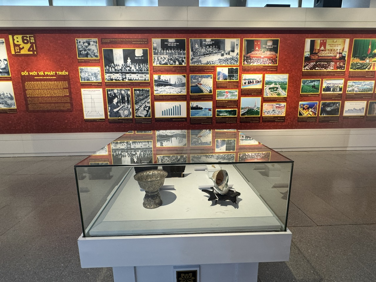 Παρουσίαση περισσότερων από 200 εγγράφων και αντικειμένων στην έκθεση «Κομμουνιστικό Κόμμα Βιετνάμ - 95 χρόνια συνοδευτικά του έθνους» - Φωτογραφία 16. Giới thiệu hơn 200 tài liệu, hiện vật tại triển lãm