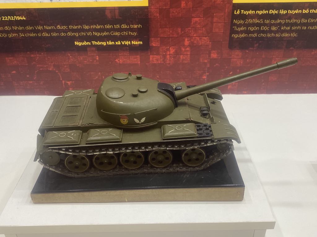 Παρουσίαση περισσότερων από 200 εγγράφων και αντικειμένων στην έκθεση «Κομμουνιστικό Κόμμα Βιετνάμ - 95 χρόνια συνοδευτικά του έθνους» - Φωτογραφία 15. Giới thiệu hơn 200 tài liệu, hiện vật tại triển lãm