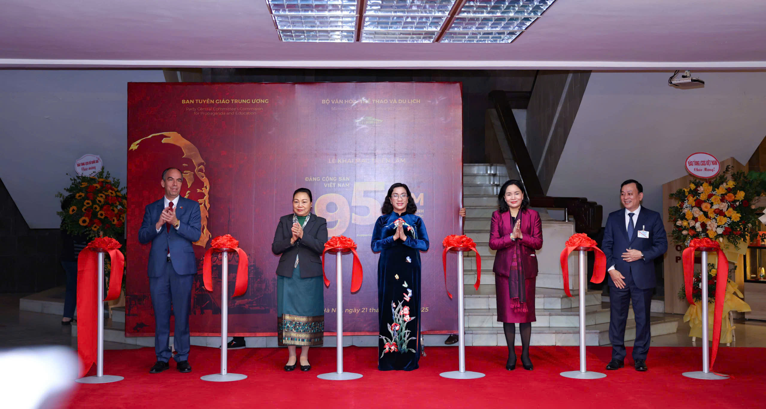 Παρουσίαση περισσότερων από 200 εγγράφων και αντικειμένων στην έκθεση «Κομμουνιστικό Κόμμα Βιετνάμ - 95 χρόνια συνοδευτικά του έθνους» - Φωτογραφία 2. Giới thiệu hơn 200 tài liệu, hiện vật tại triển lãm