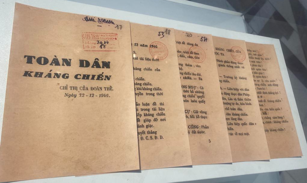 Παρουσίαση περισσότερων από 200 εγγράφων και αντικειμένων στην έκθεση «Κομμουνιστικό Κόμμα Βιετνάμ - 95 χρόνια συνοδευτικά του έθνους» - Φωτογραφία 13. Giới thiệu hơn 200 tài liệu, hiện vật tại triển lãm