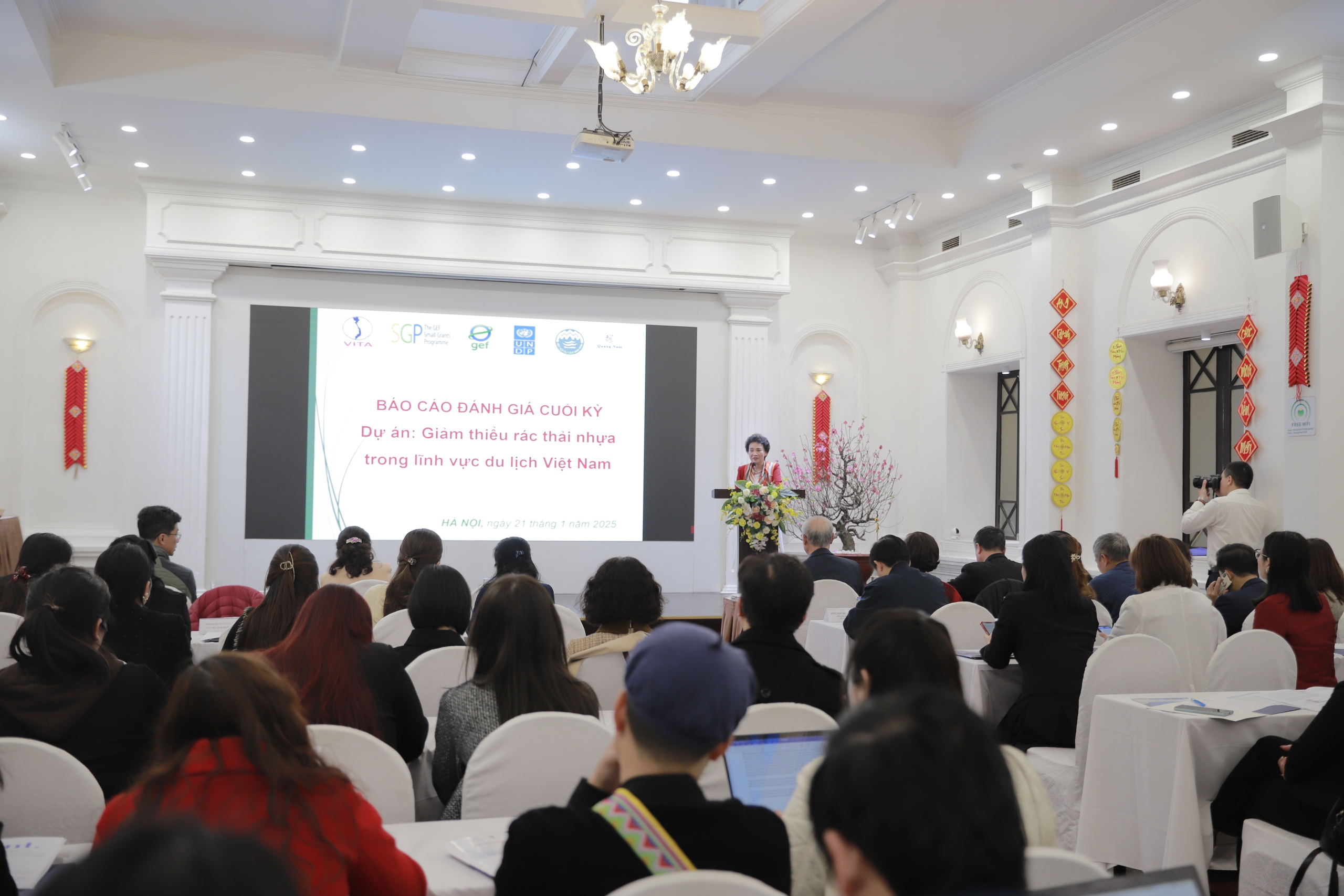 ការកាត់បន្ថយកាកសំណល់ប្លាស្ទិកក្នុងវិស័យទេសចរណ៍ ដើម្បីការអភិវឌ្ឍន៍ប្រកបដោយចីរភាព - រូបថត ៣. Giảm thiểu rác thải nhựa trong du lịch để phát triển bền vững - Ảnh 3.
