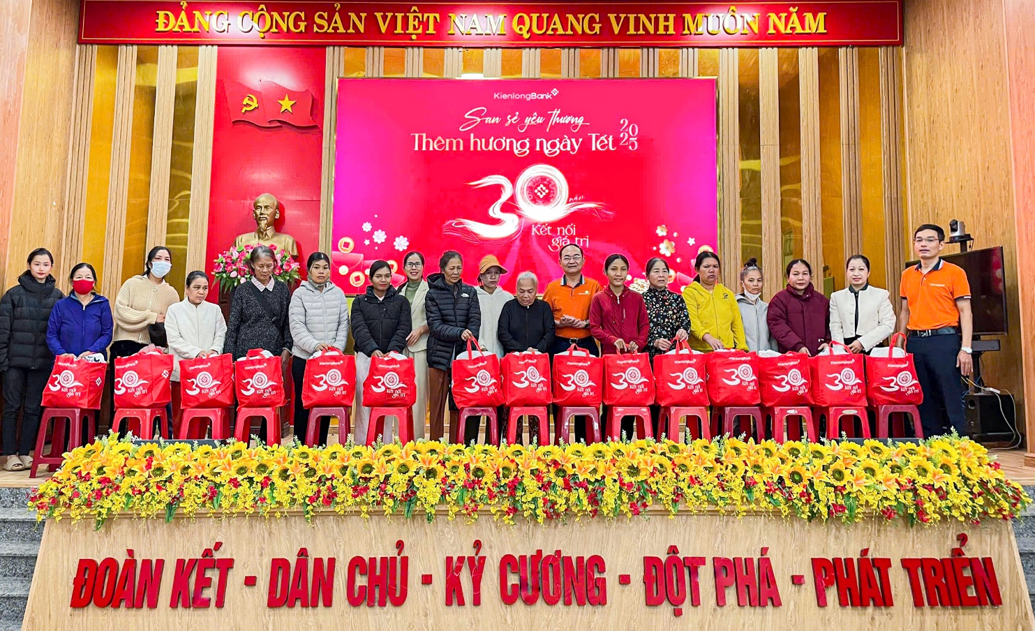 “San sẻ yêu thương - Thêm hương ngày Tết”, 12 năm vẹn nghĩa tình - Ảnh 1.