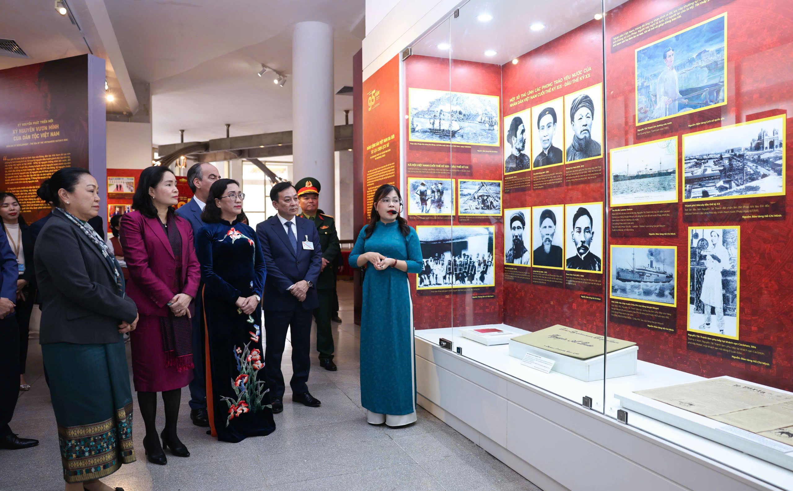 Παρουσίαση περισσότερων από 200 εγγράφων και αντικειμένων στην έκθεση «Κομμουνιστικό Κόμμα Βιετνάμ - 95 χρόνια συνοδευτικά του έθνους» - Φωτογραφία 4. Giới thiệu hơn 200 tài liệu, hiện vật tại triển lãm