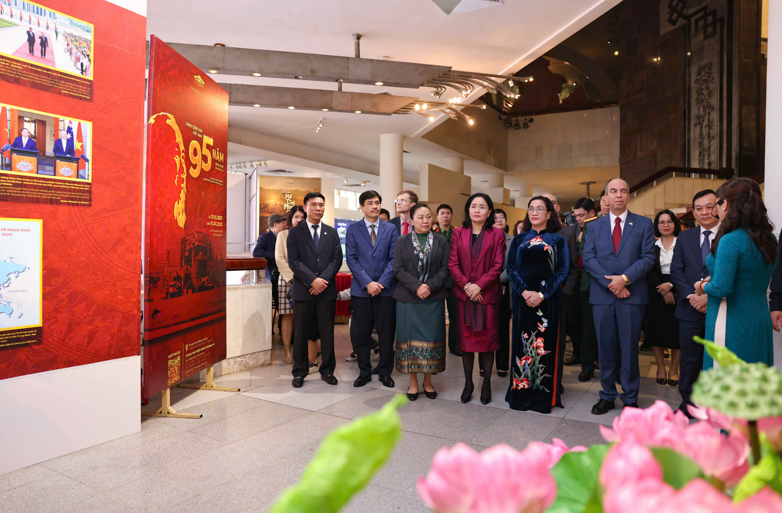 Παρουσίαση περισσότερων από 200 εγγράφων και αντικειμένων στην έκθεση «Κομμουνιστικό Κόμμα Βιετνάμ - 95 χρόνια συνοδευτικά του έθνους» - Φωτογραφία 3. Giới thiệu hơn 200 tài liệu, hiện vật tại triển lãm