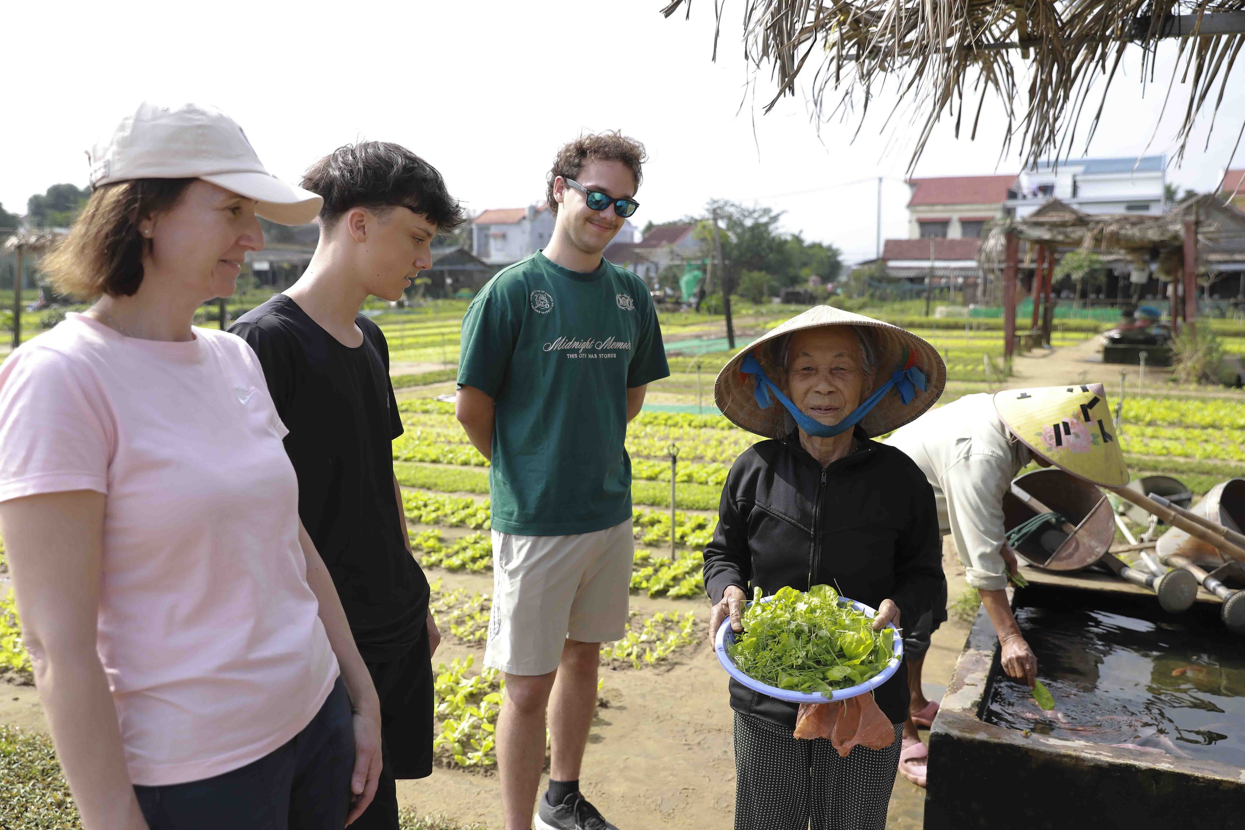 Khách quốc tế hào hứng tham quan, trải nghiệm tại Làng du lịch tốt nhất thế giới  - Ảnh 13.