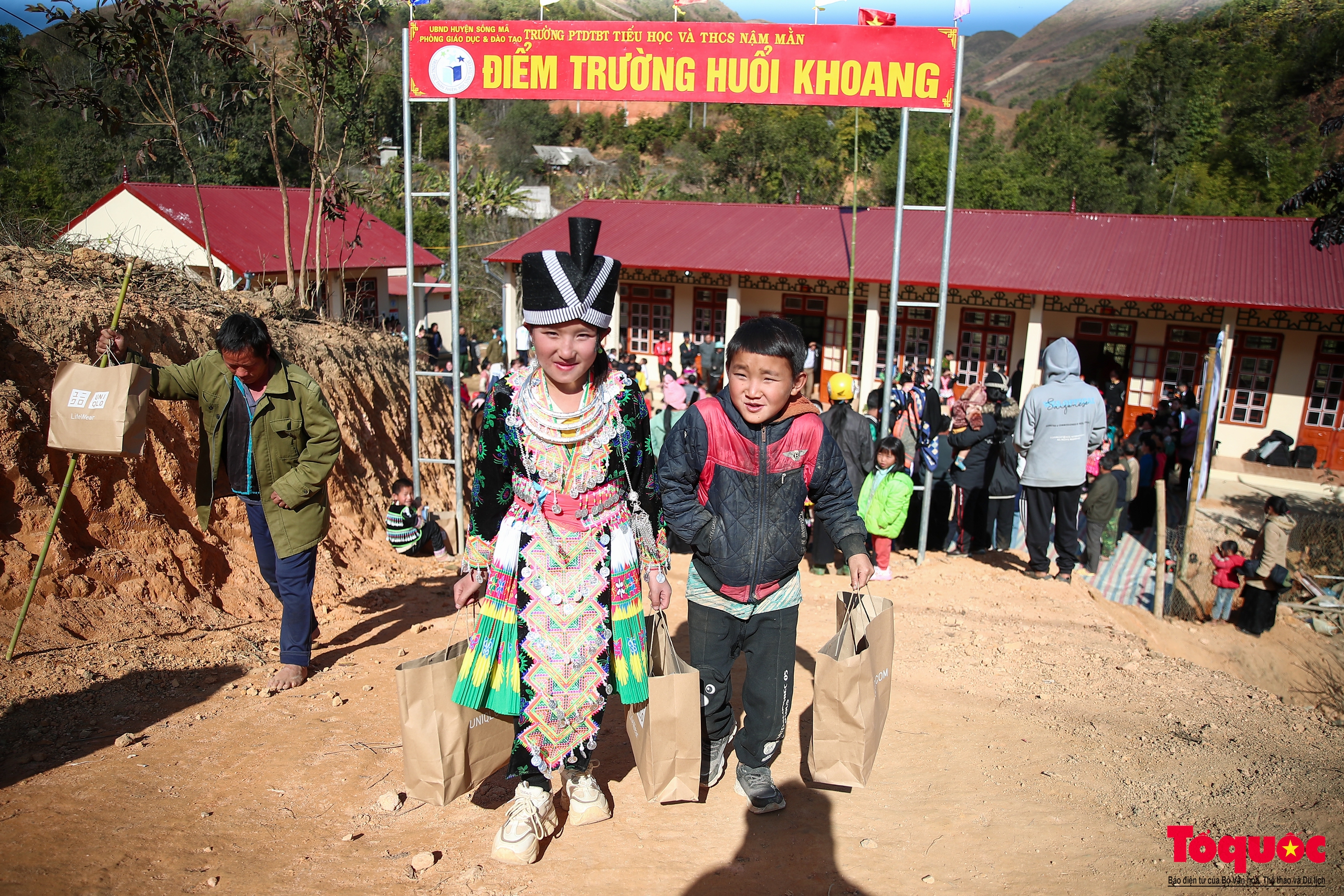 Vượt hàng trăm cây số mang &quot;hơi ấm&quot; đến với bà con vùng cao dịp Tết Nguyên Đán - Ảnh 19.