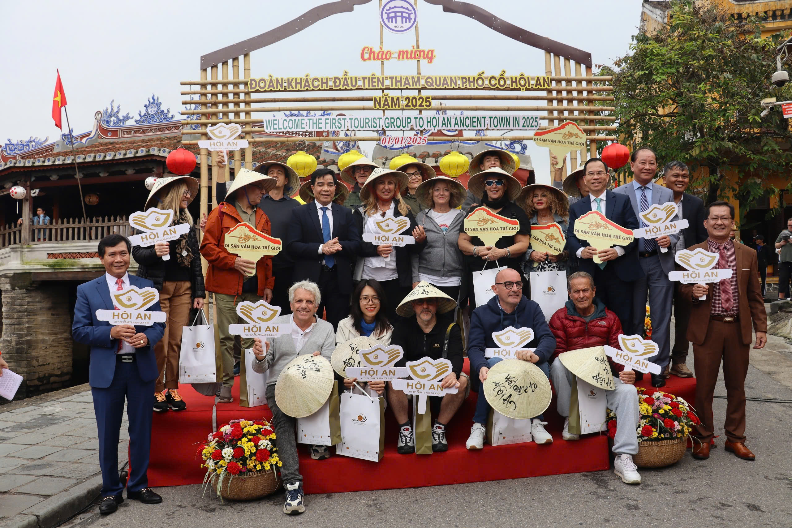 ホイアンでは、旧正月に合わせて地元の人々や観光客のために、ユニークな文化的、芸術的なアクティビティを数多く企画しています - 写真 1。 Hội An tổ chức nhiều hoạt động văn hóa, nghệ thuật đặc sắc phục vụ người dân và du khách dịp Tết Nguyên đán - Ảnh 1.