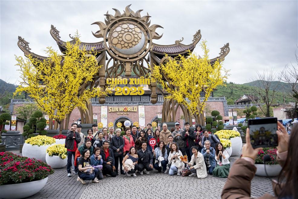 Hàng nghìn du khách đến du xuân tại Sun World Ba Na Hills dịp đầu năm mới 2025 - Ảnh 1.