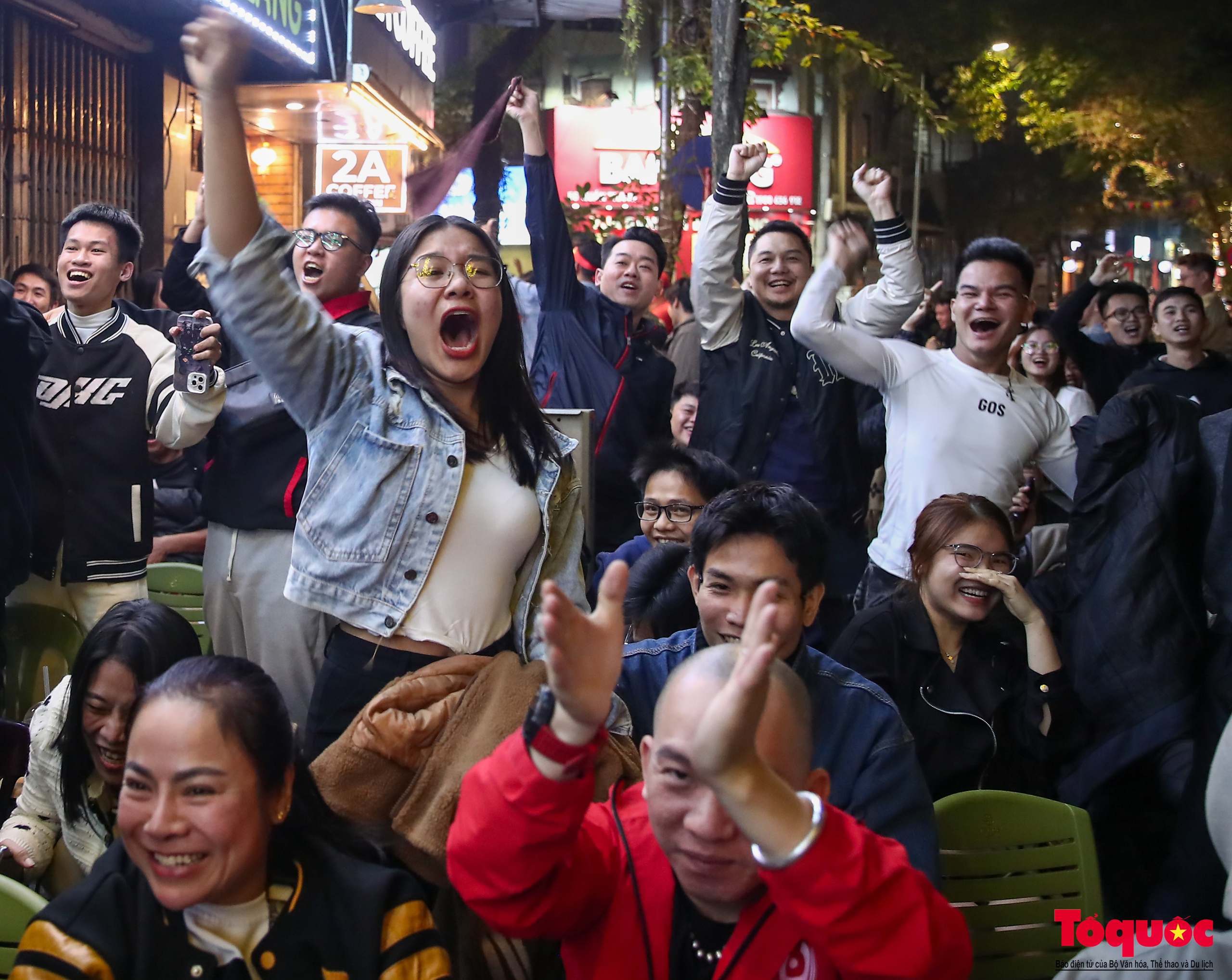 &quot;Biển người&quot; đổ ra đường ăn mừng Việt Nam vô địch ASEAN Cup 2024 - Ảnh 12.