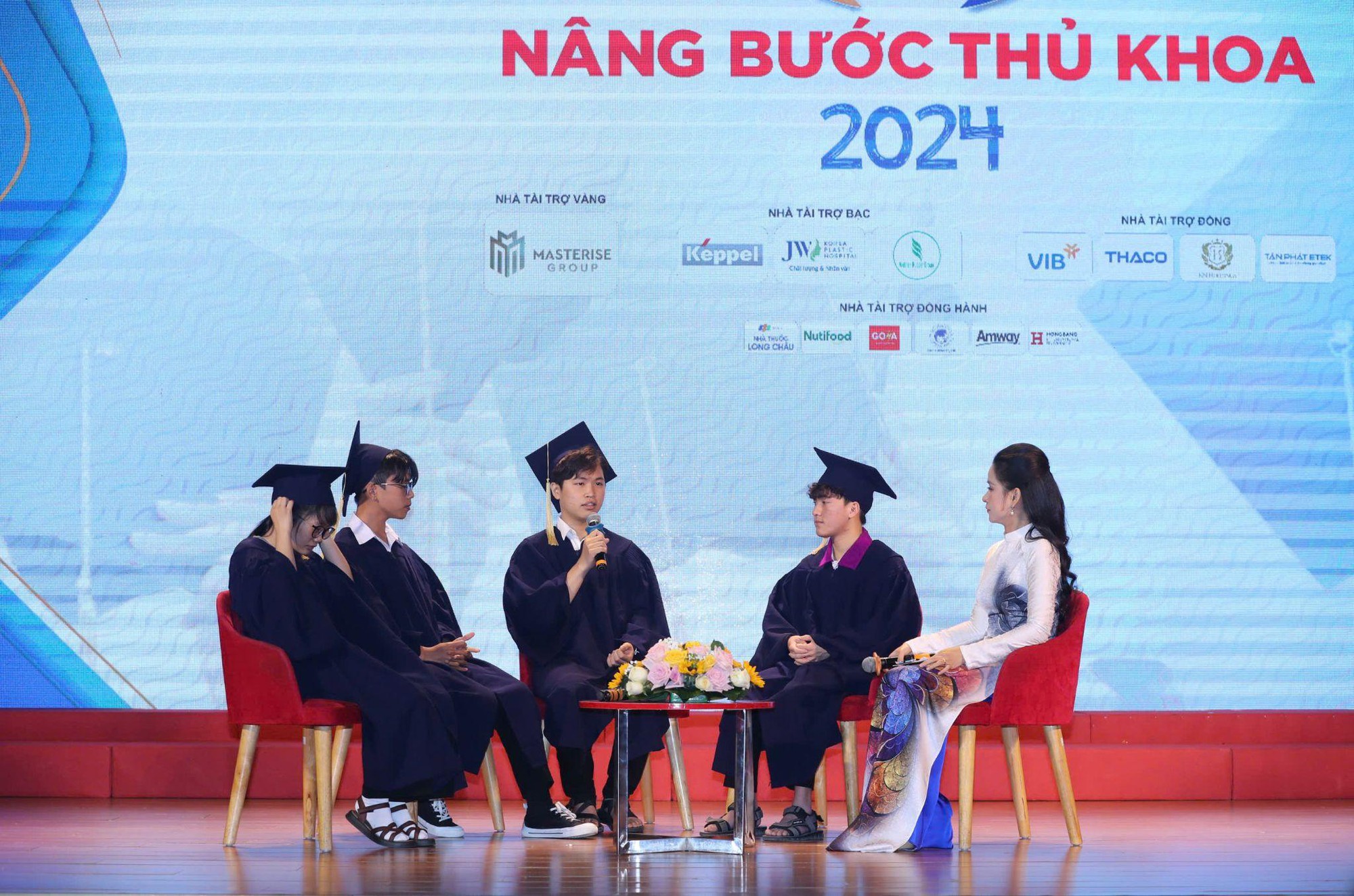 90 sinh viên xuất sắc được trao học bổng &quot;Nâng bước Thủ khoa&quot; năm 2024 - Ảnh 2.