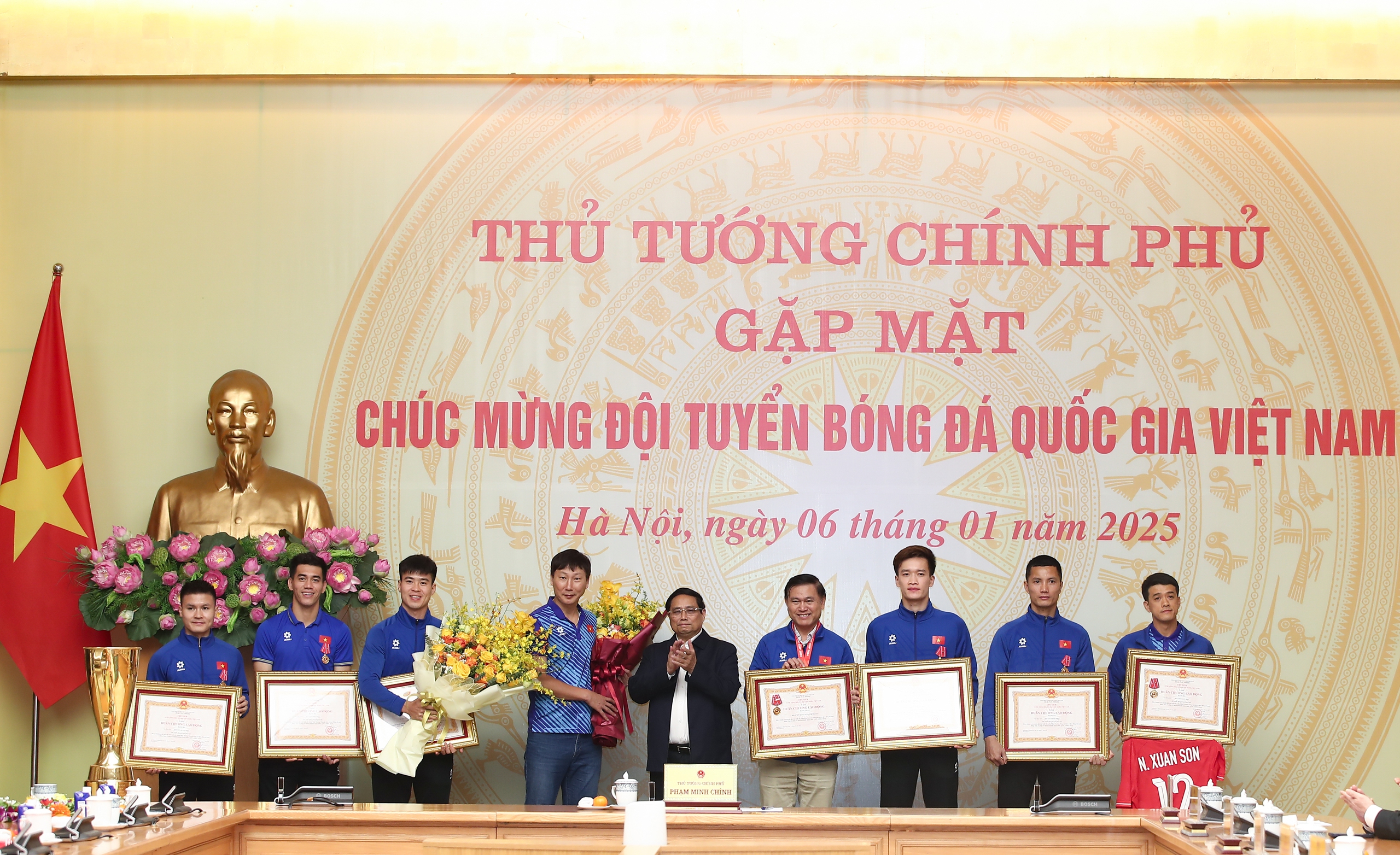 Chùm ảnh: Thủ tướng Phạm Minh Chính chúc mừng, biểu dương Đội tuyển bóng đá nam quốc gia - Ảnh 20.