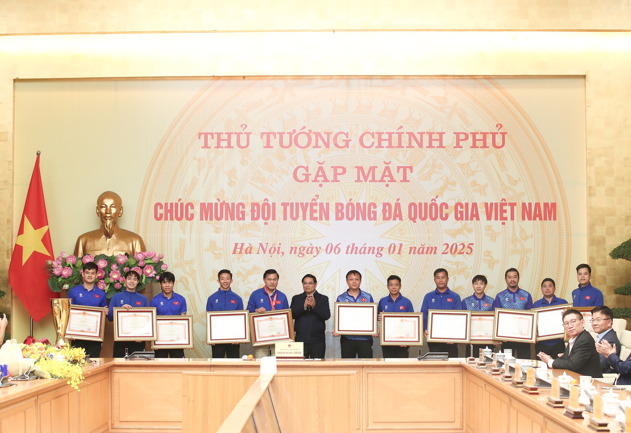 Chùm ảnh: Thủ tướng Phạm Minh Chính chúc mừng, biểu dương Đội tuyển bóng đá nam quốc gia - Ảnh 22.