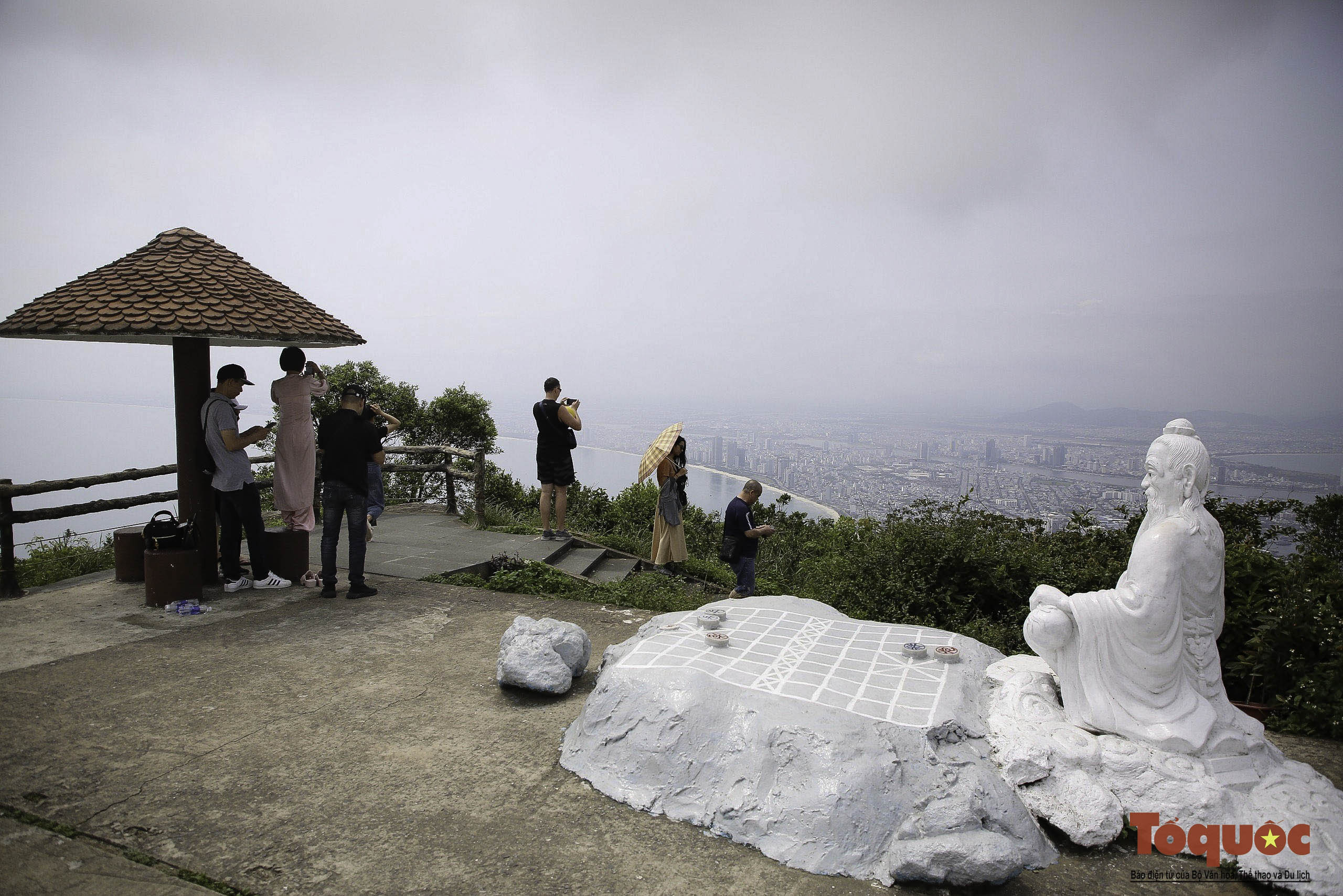 ដាណាង៖ កន្លែងសាកល្បងពីរសម្រាប់ដំណើរកម្សាន្តតែនៅកំពូលភ្នំ Ban Co ត្រូវបានគ្រោងទុក - រូបថត ២. Đà Nẵng: Dự kiến hai khung giờ thí điểm tour thưởng trà tại đỉnh Bàn Cờ - Ảnh 2.