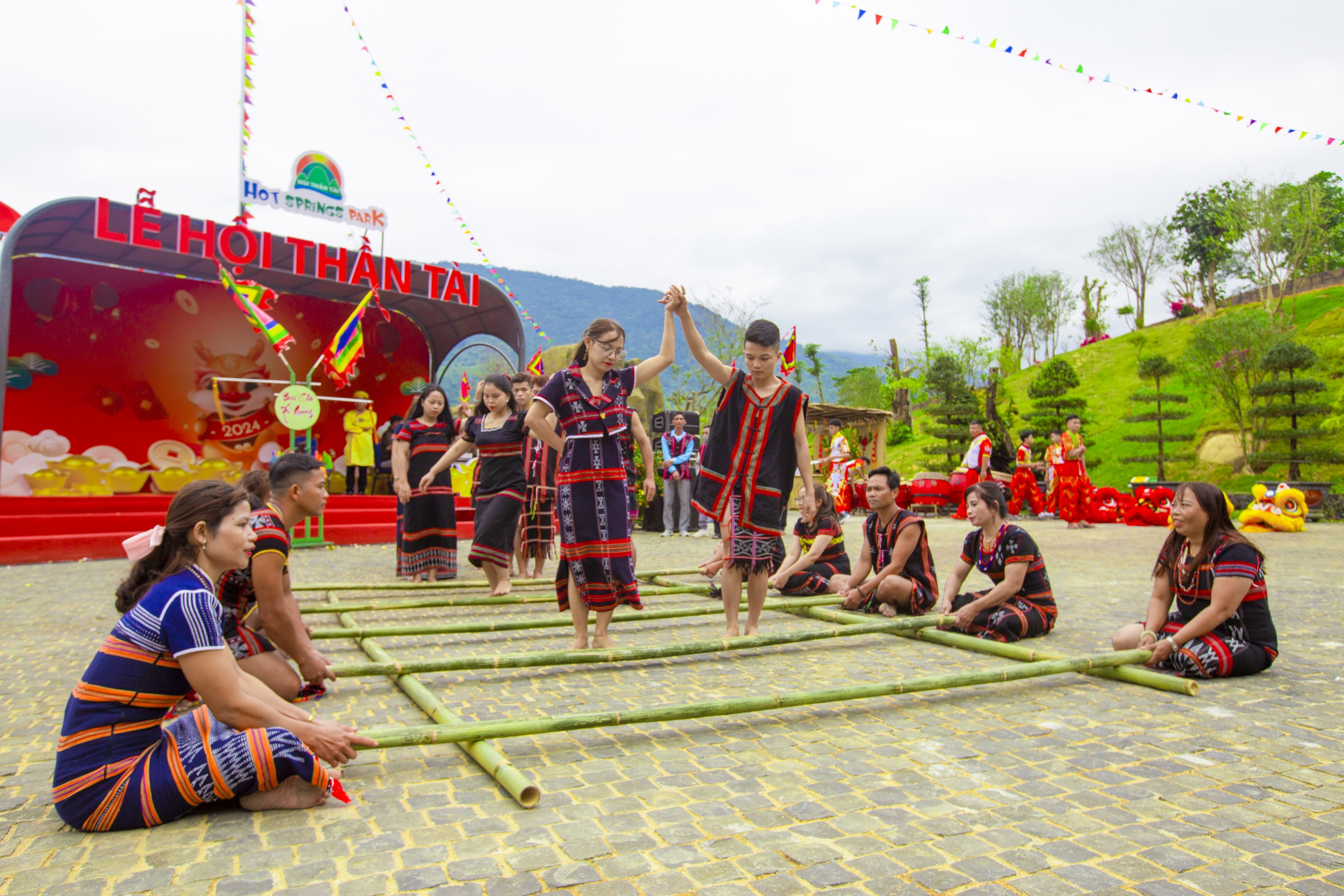 Many unique cultural and tourism activities at the God of Wealth Festival on the occasion of Lunar New Year 2025 - Photo 1. Nhiều hoạt động văn hóa – du lịch đặc sắc tại Lễ hội Thần Tài dịp Tết Nguyên đán 2025 - Ảnh 1.