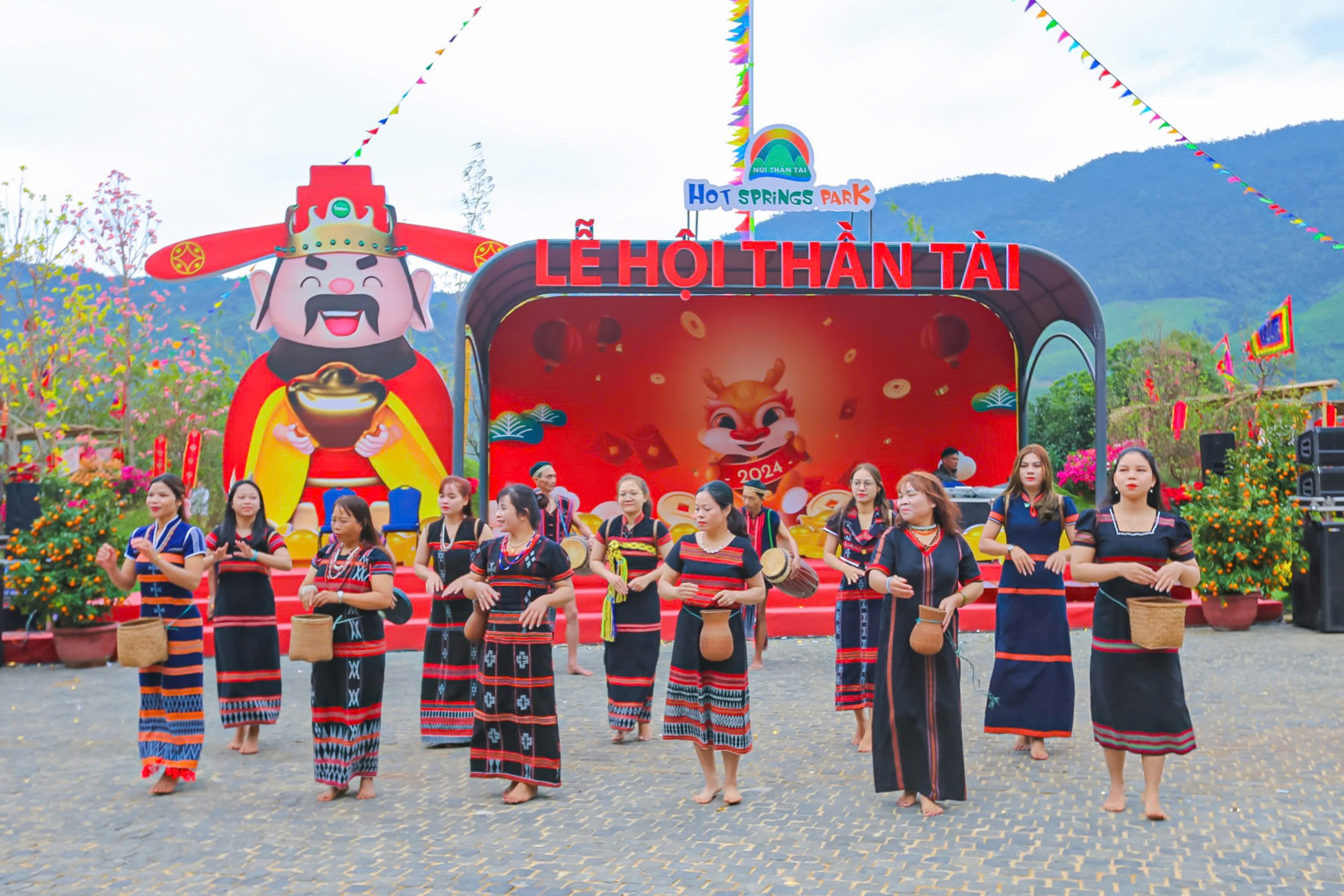 Many unique cultural and tourism activities at the God of Wealth Festival on the occasion of Lunar New Year 2025 - Photo 2. Nhiều hoạt động văn hóa – du lịch đặc sắc tại Lễ hội Thần Tài dịp Tết Nguyên đán 2025 - Ảnh 2.