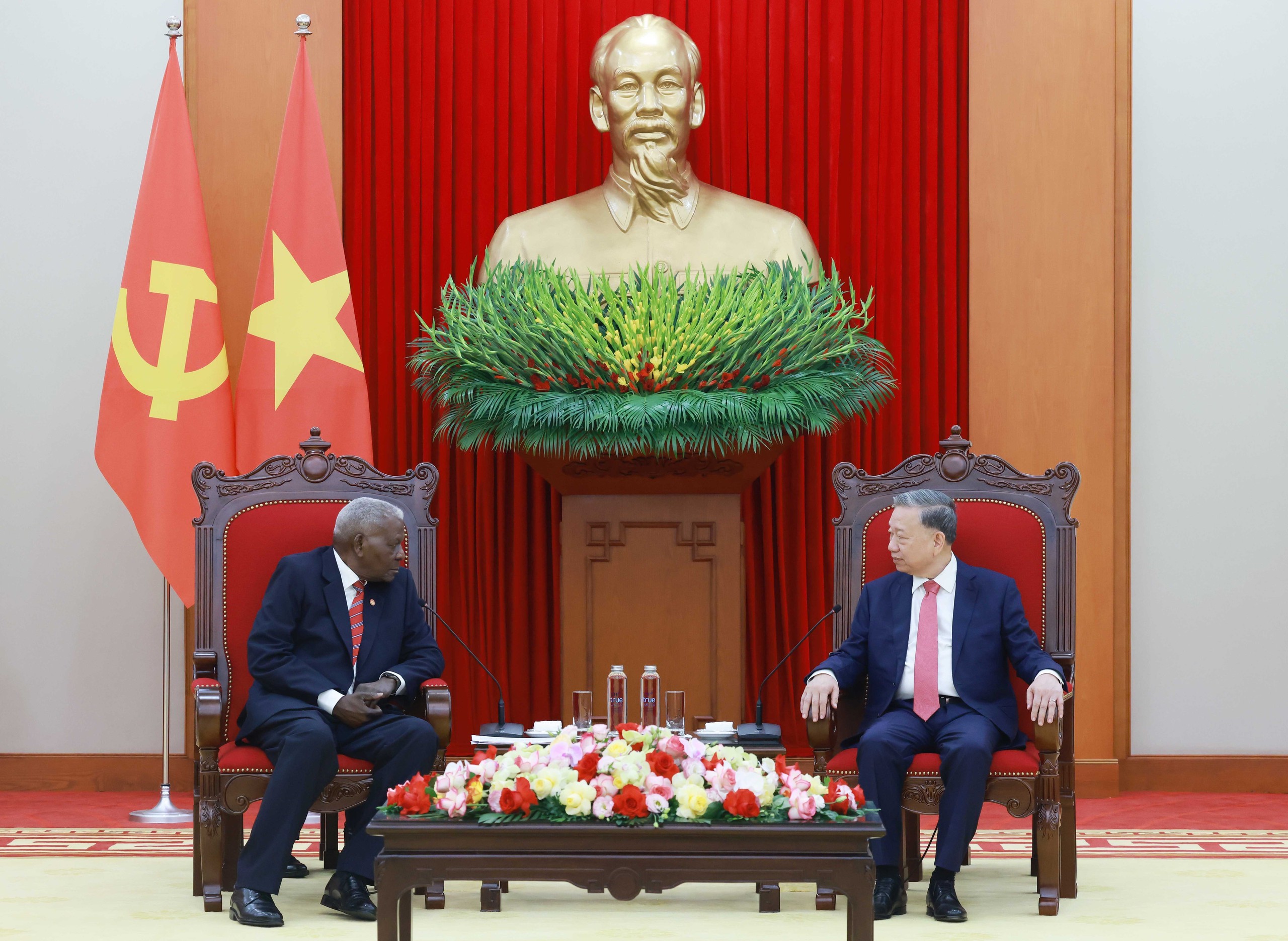 แนะนำ 300 ภาพ ในนิทรรศการ “Our Party is truly great” และ “Spring Festival At Ty 2025” - ภาพที่ 1. Giới thiệu 300 hình ảnh tại triển lãm
