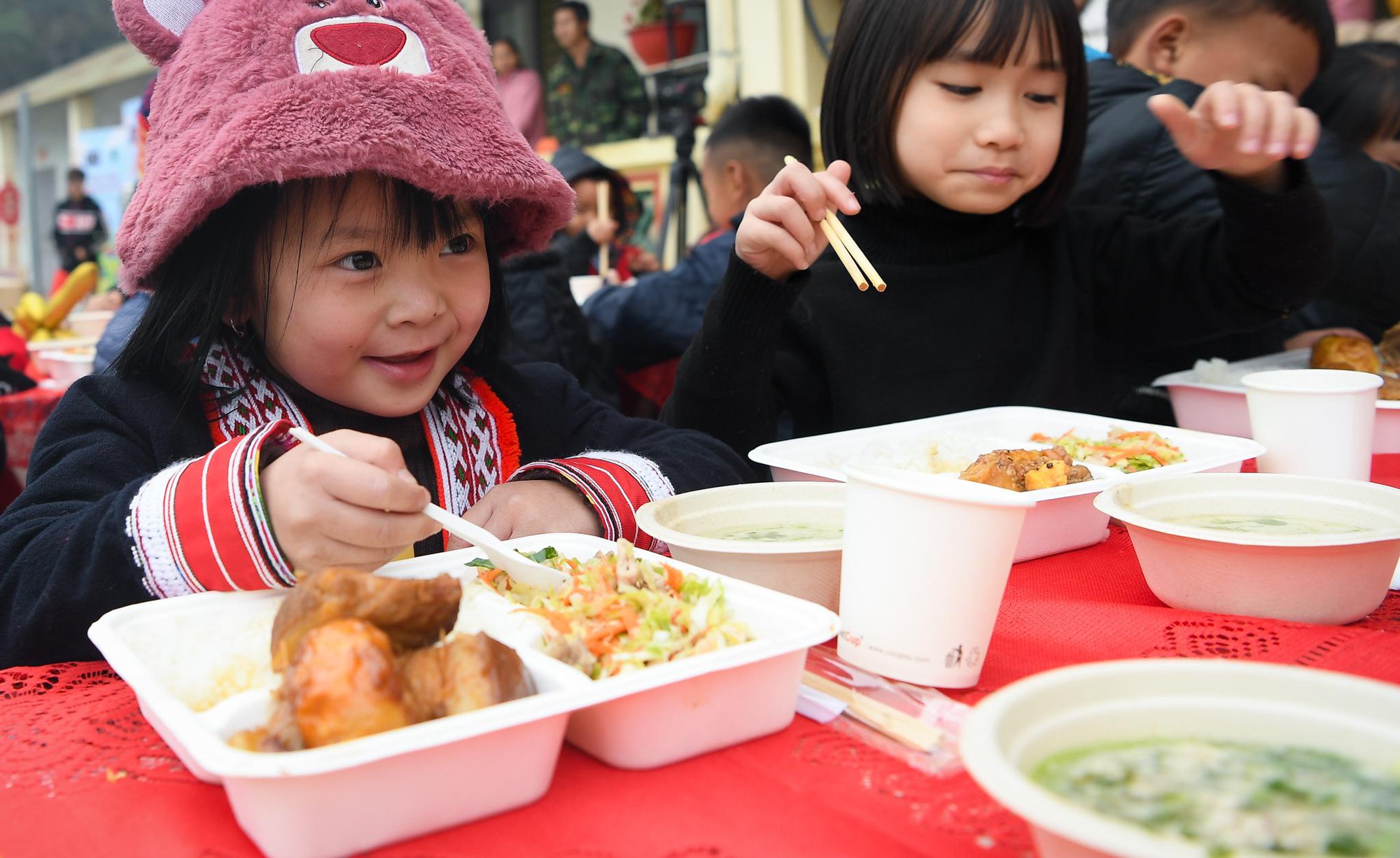 Chi Pu đi cùng “CHIN-SU Một triệu bữa cơm có thịt” mang Tết rộn ràng vùng cao với chảo thịt kho trứng khổng lồ - Ảnh 14.