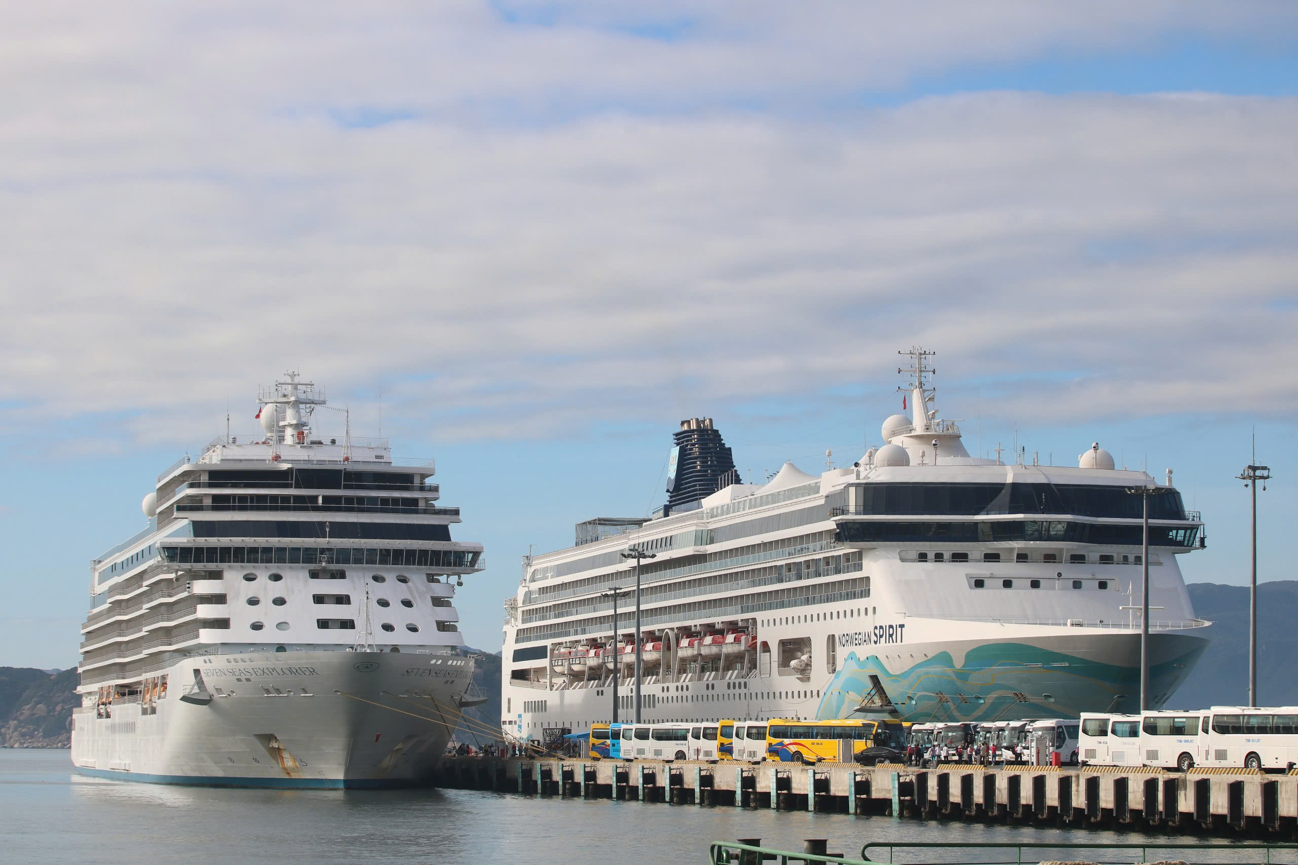 2 隻のクルーズ船が約 3,000 人の海外からの観光客をカインホア省に運びました - 写真 1。 Hai tàu biển đưa gần 3.000 khách quốc tế đến với Khánh Hòa - Ảnh 1.