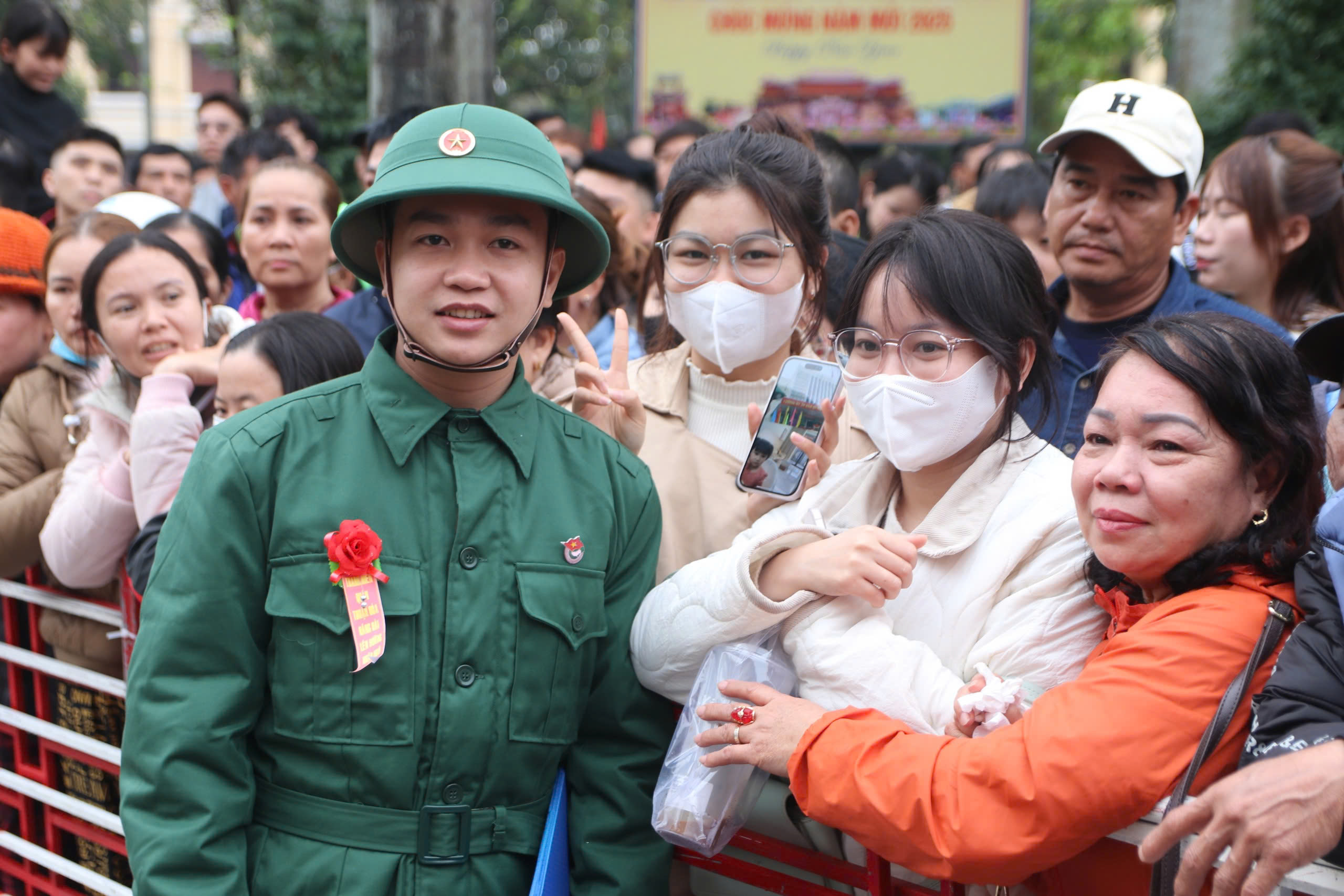 Thanh niên TP Huế hăng hái lên đường nhập ngũ - Ảnh 8.