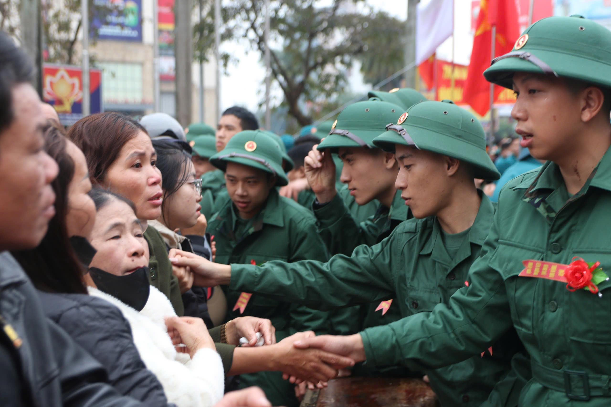 Thanh niên TP Huế hăng hái lên đường nhập ngũ - Ảnh 10.