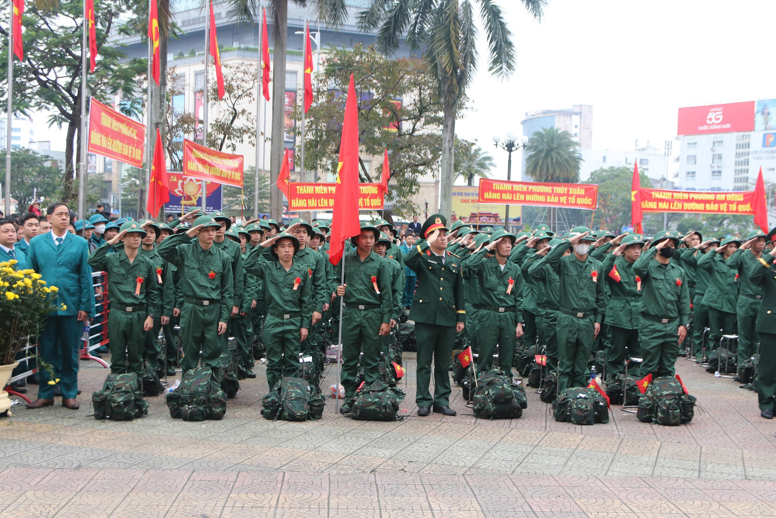 Thanh niên TP Huế hăng hái lên đường nhập ngũ - Ảnh 4.