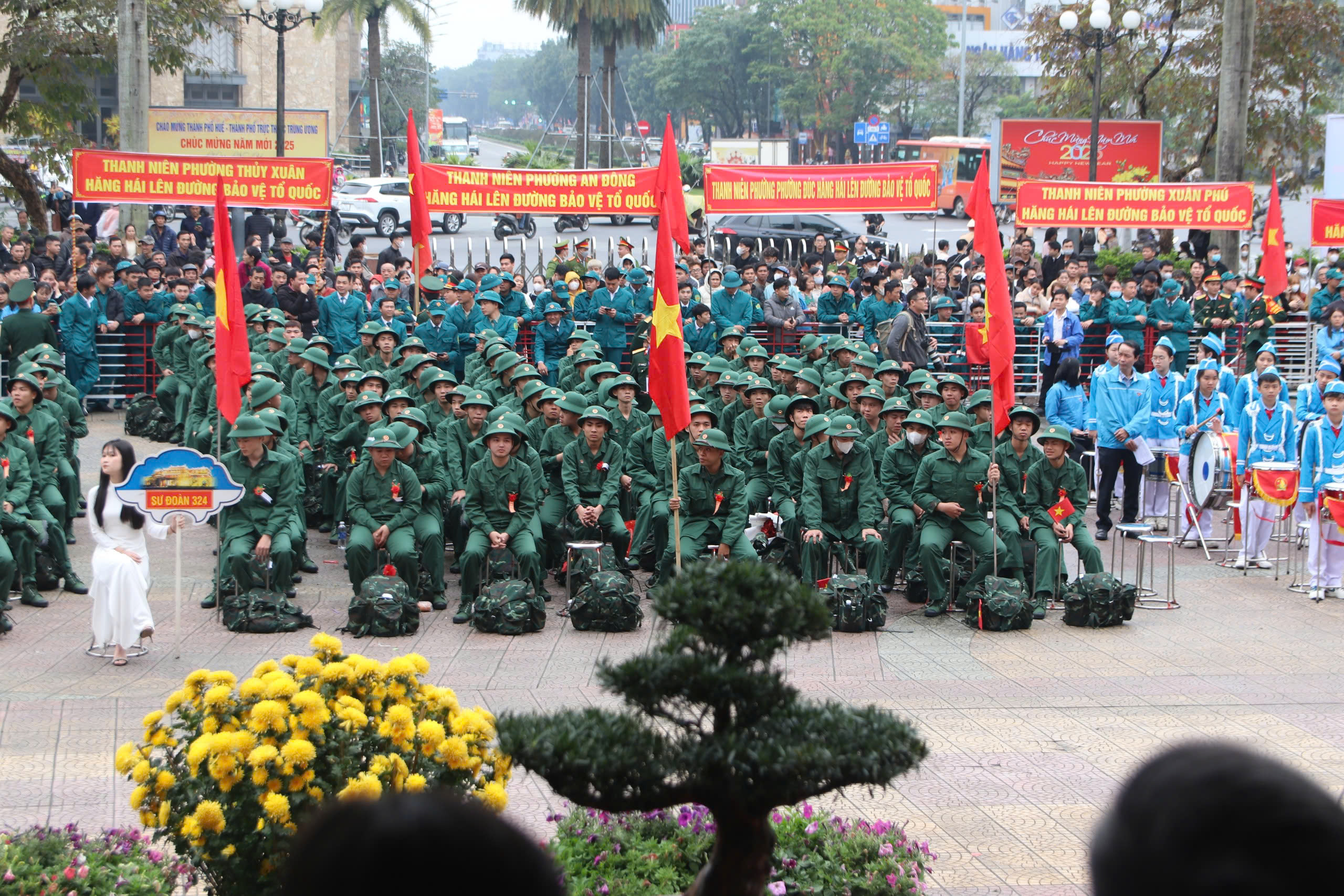 Thanh niên TP Huế hăng hái lên đường nhập ngũ - Ảnh 3.