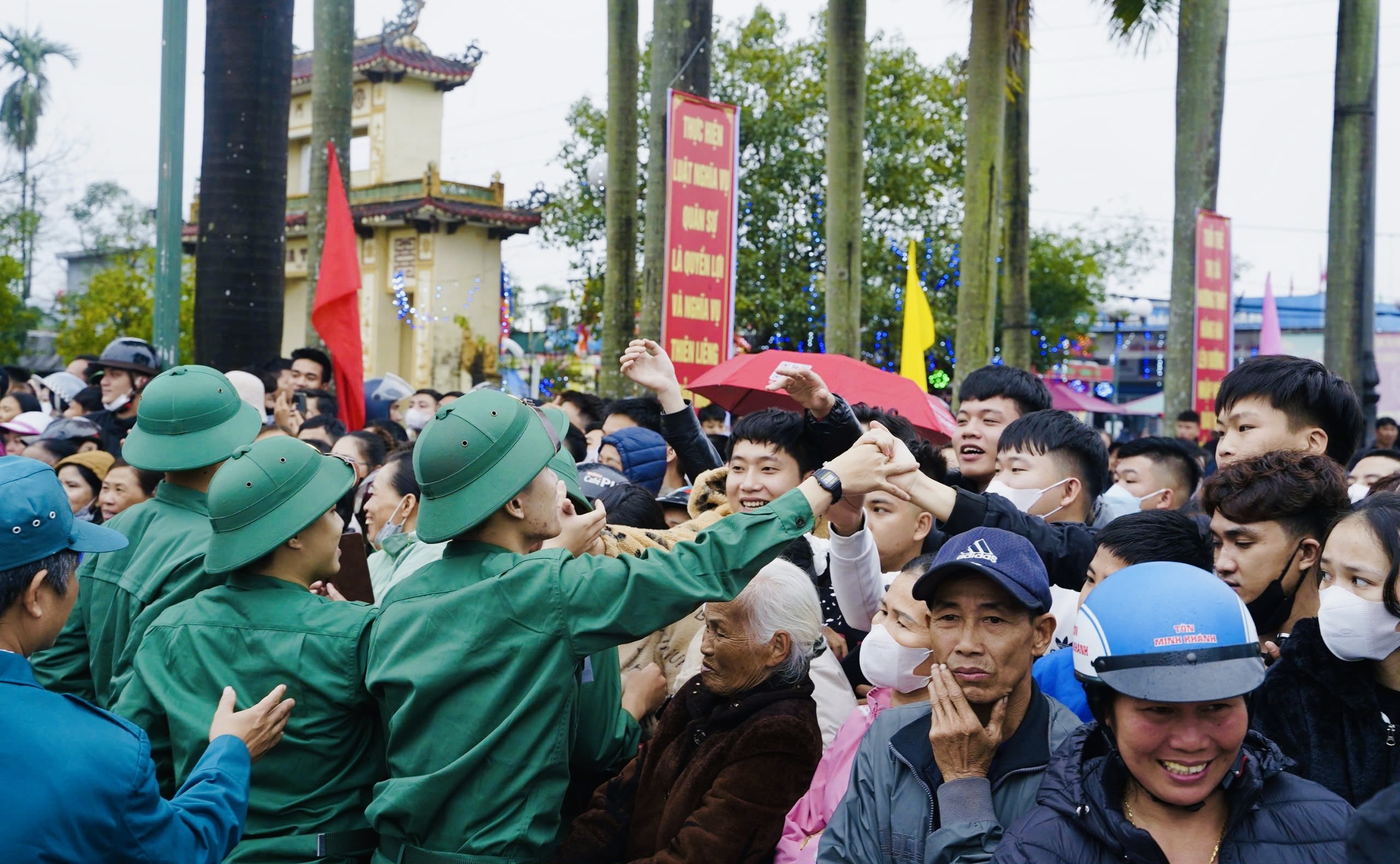 Thanh niên TP Huế hăng hái lên đường nhập ngũ - Ảnh 2.