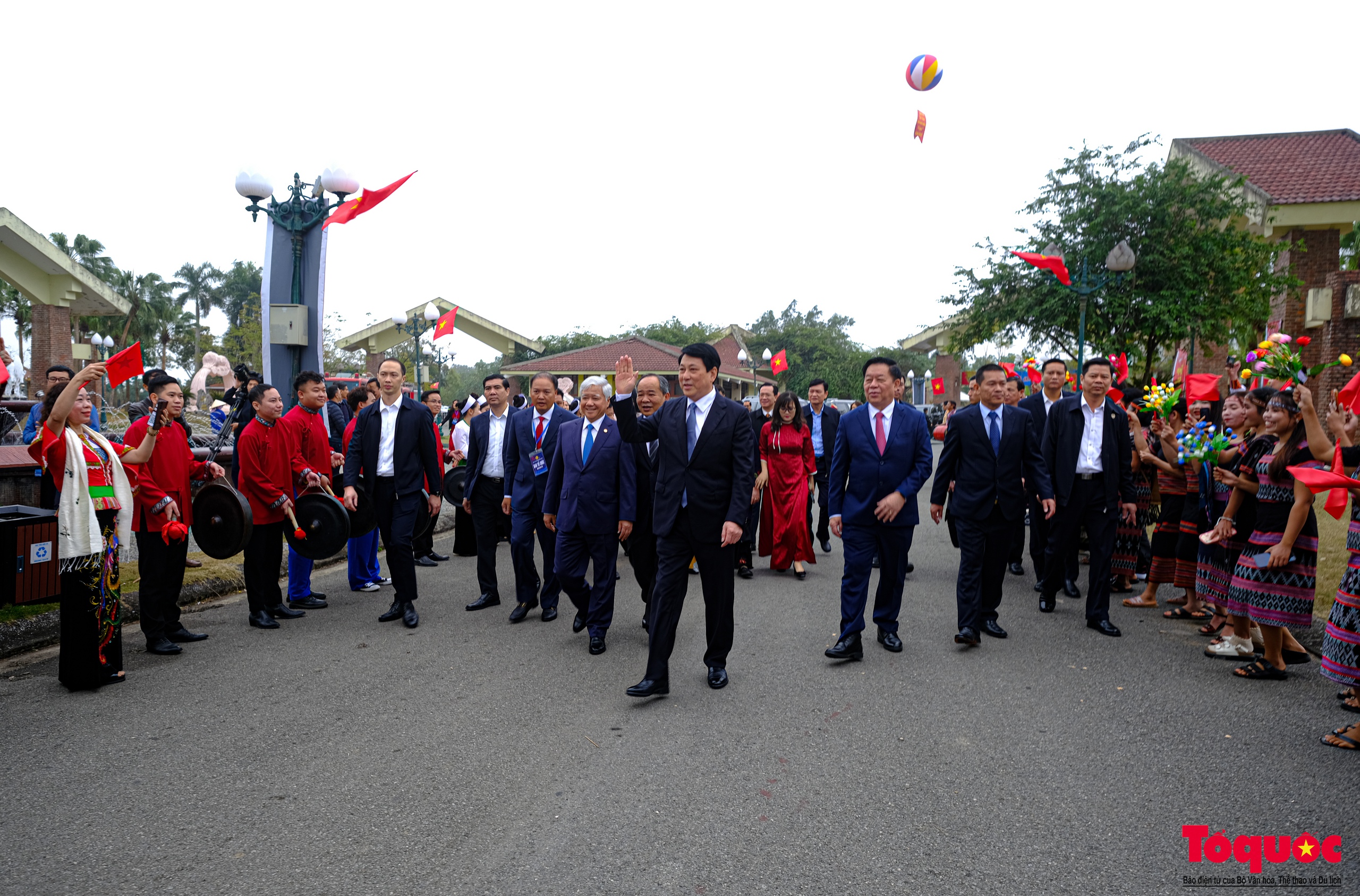 Chùm ảnh: Chủ tịch nước dự Ngày hội '&quot;Sắc xuân trên mọi miền Tổ quốc&quot; năm 2025 - Ảnh 1.