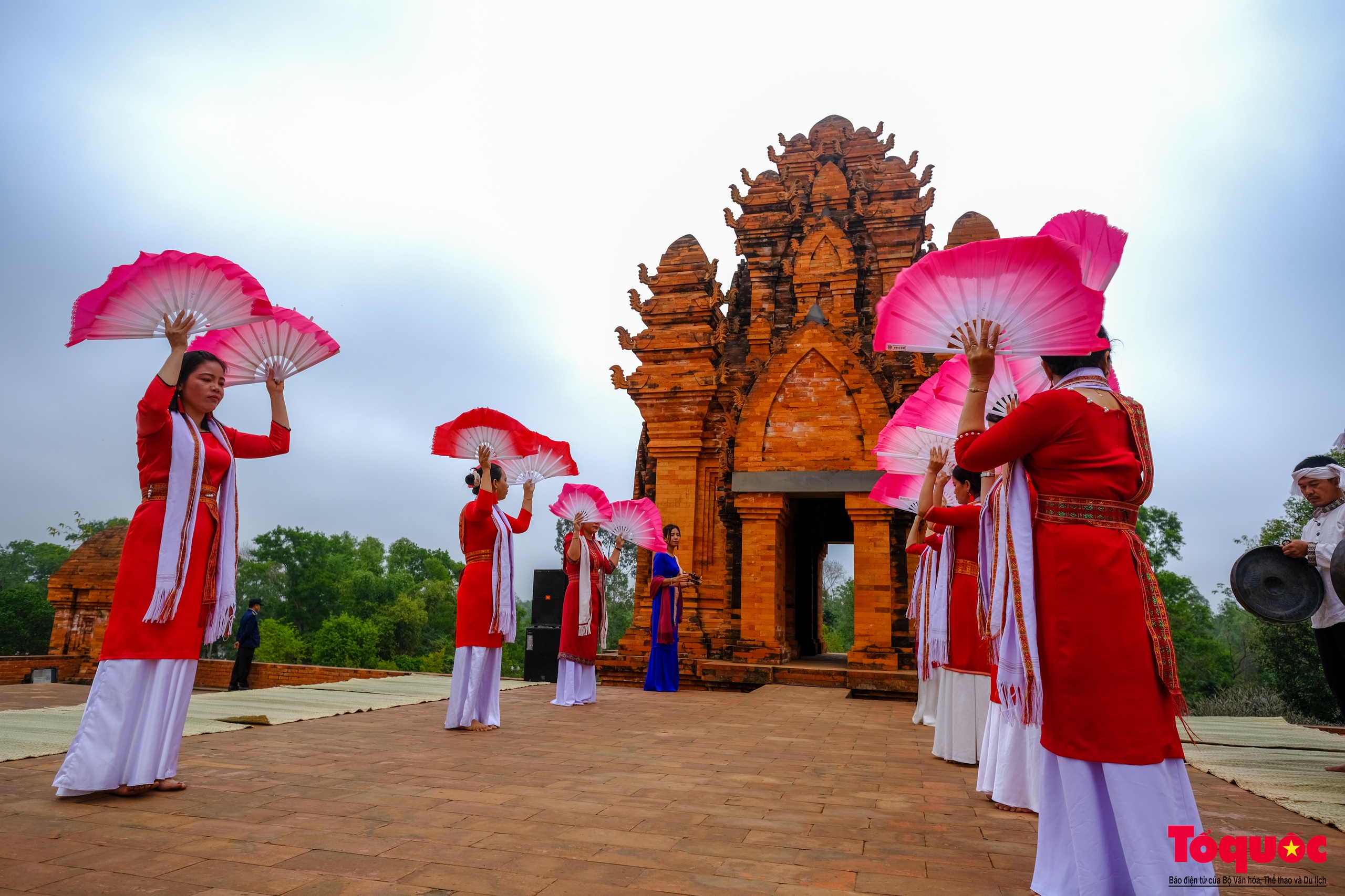 Chùm ảnh: Chủ tịch nước dự Ngày hội '&quot;Sắc xuân trên mọi miền Tổ quốc&quot; năm 2025 - Ảnh 18.